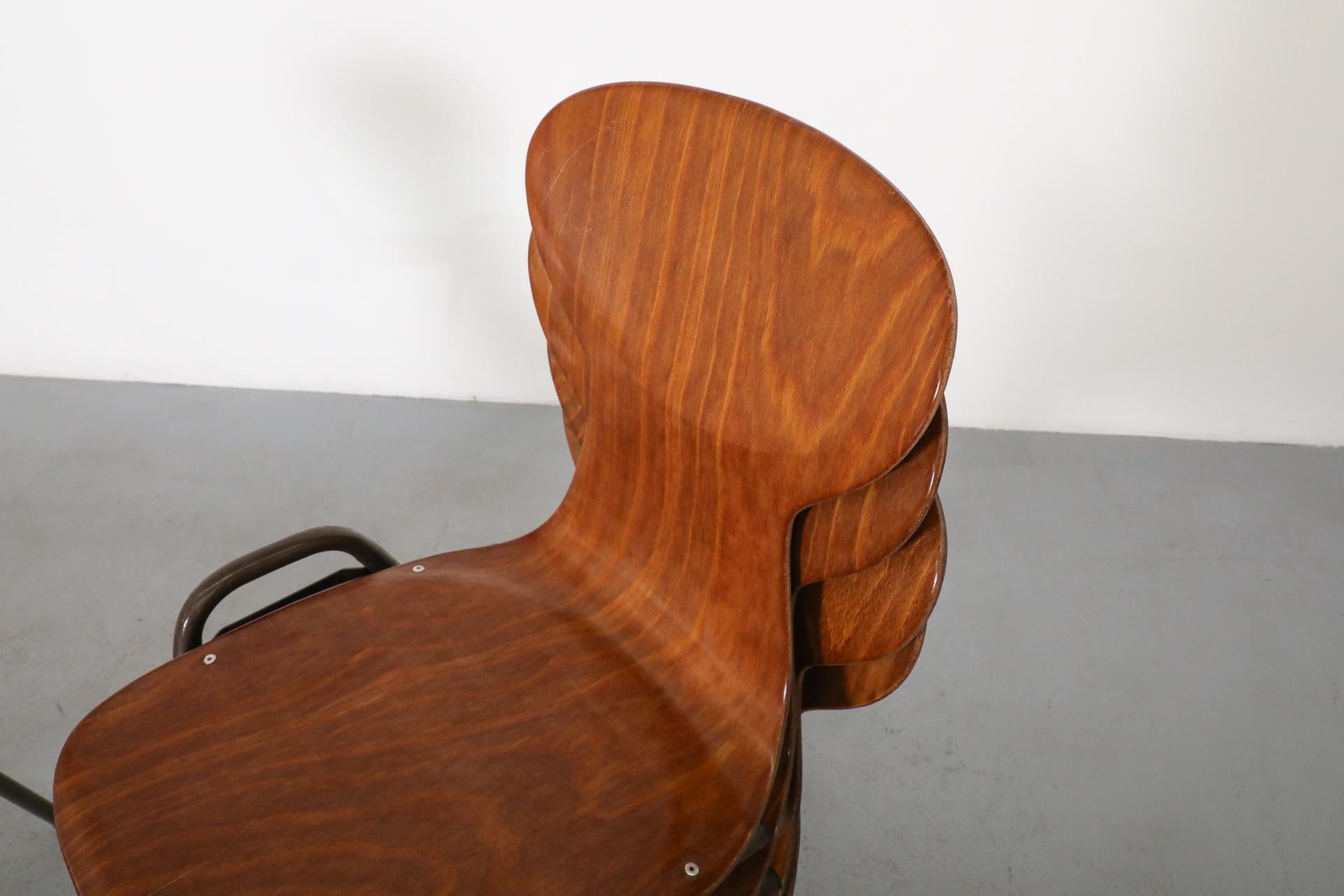 Sedie da scuola impilabili in stile Fritz Hansen di metà secolo in tonalità teak in vendita 4