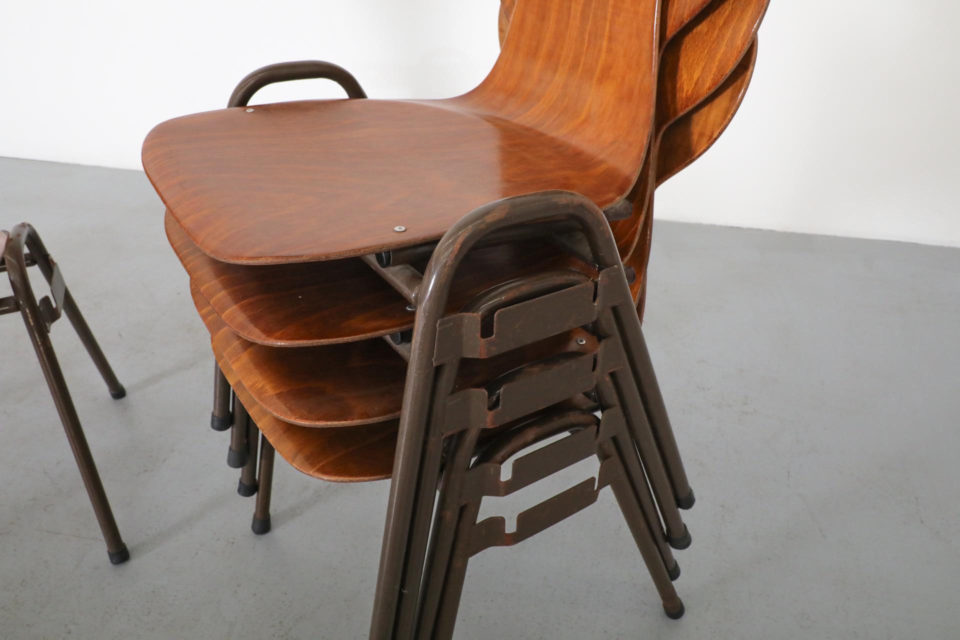 Sedie da scuola impilabili in stile Fritz Hansen di metà secolo in tonalità teak in vendita 5