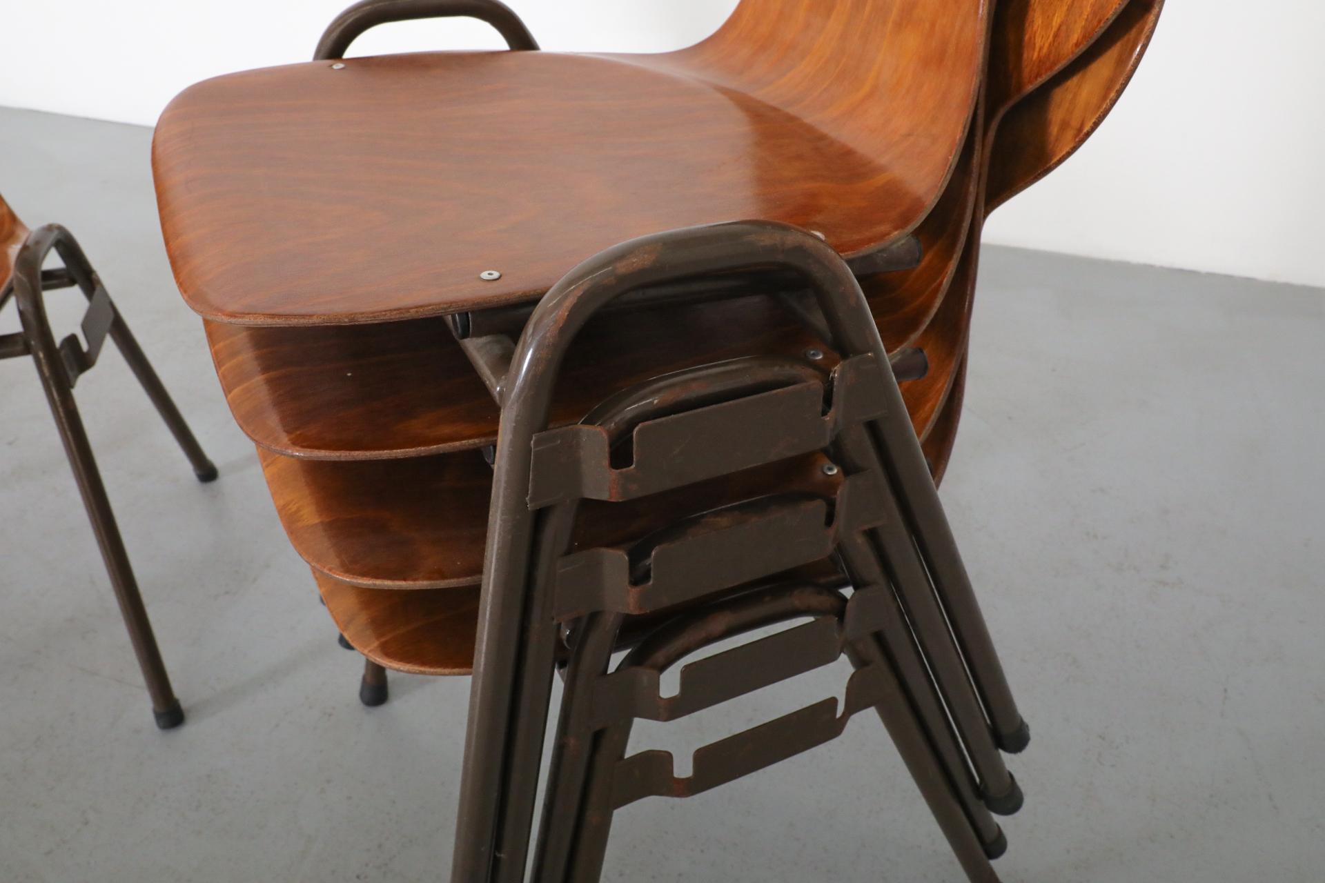 Sedie da scuola impilabili in stile Fritz Hansen di metà secolo in tonalità teak in vendita 6