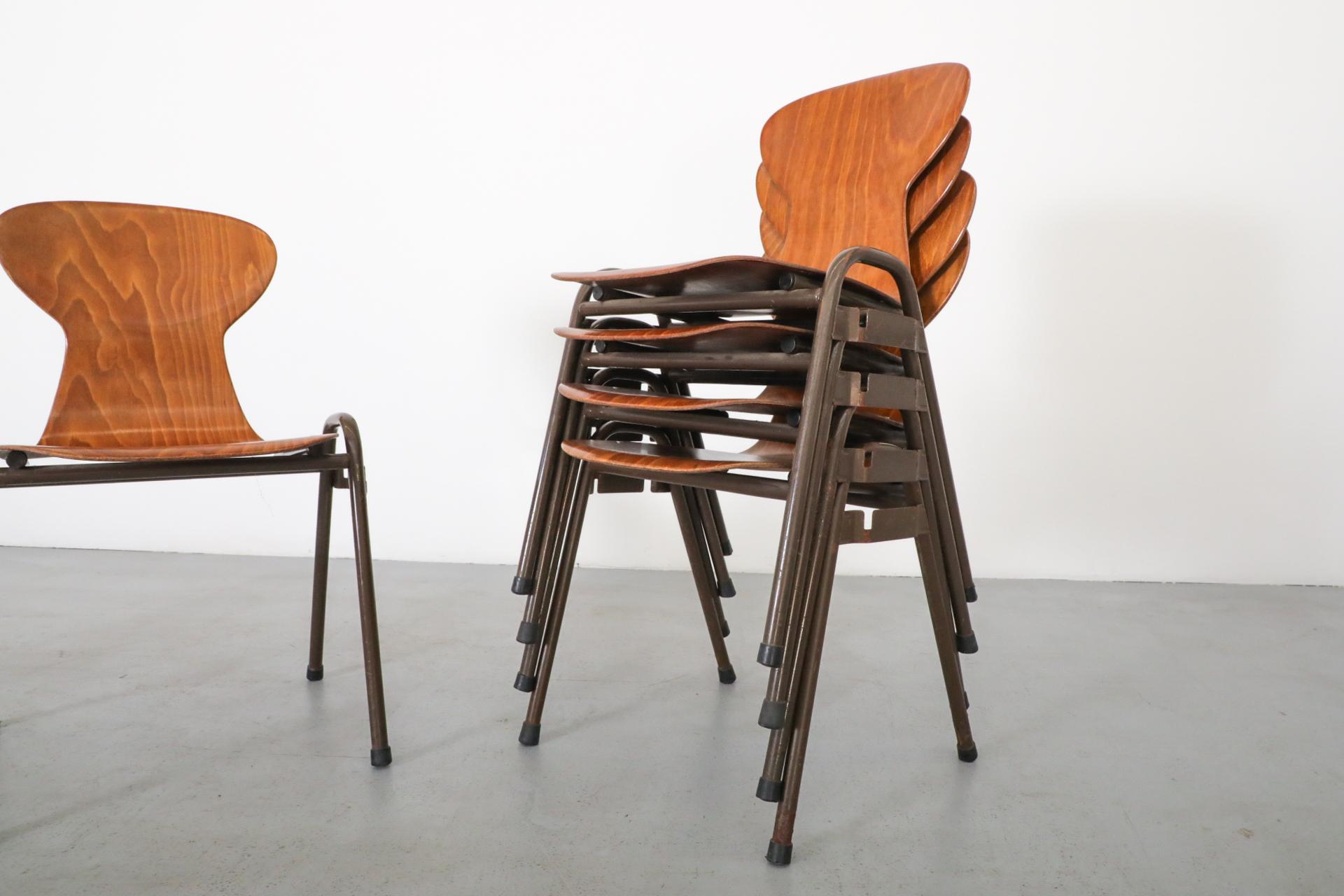 Sedie da scuola impilabili in stile Fritz Hansen di metà secolo in tonalità teak in vendita 7