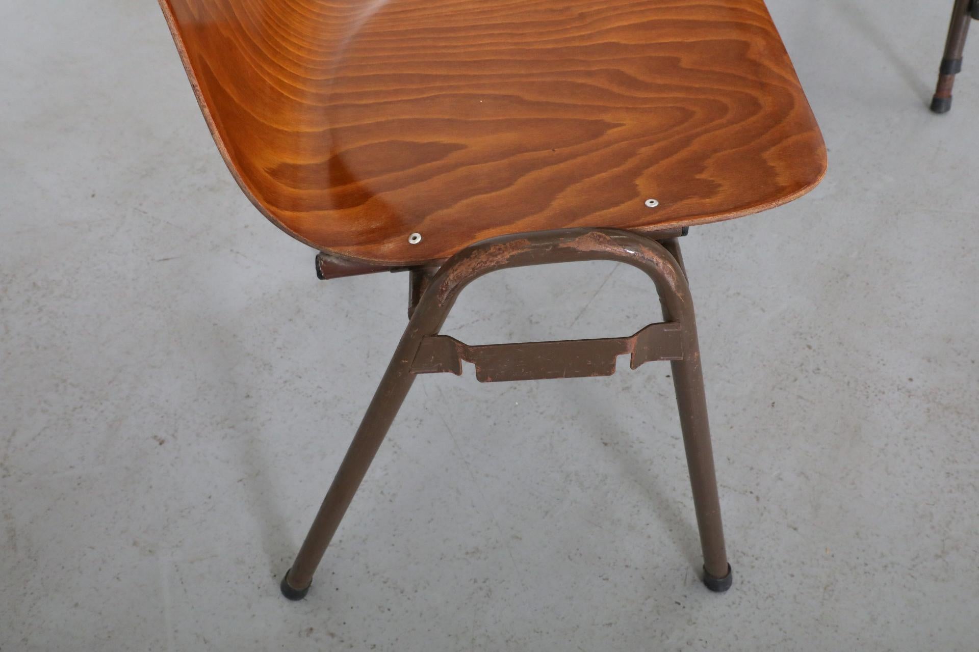 Sedie da scuola impilabili in stile Fritz Hansen di metà secolo in tonalità teak in vendita 10
