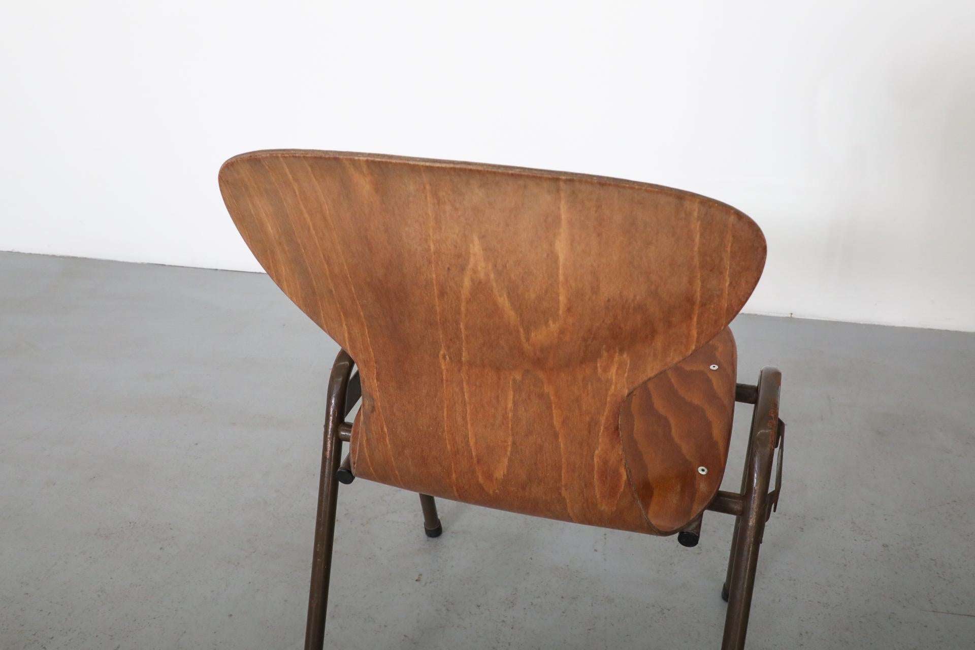 Sedie da scuola impilabili in stile Fritz Hansen di metà secolo in tonalità teak in vendita 11
