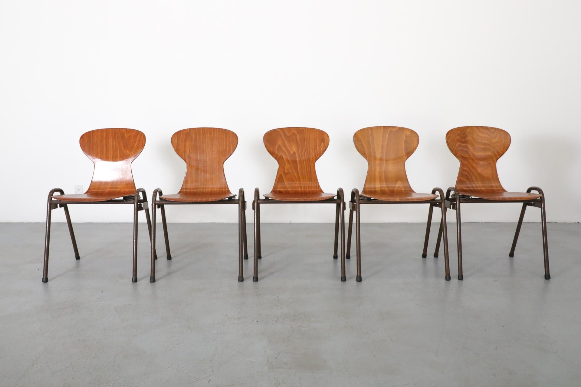Mid-Century moderno Sedie da scuola impilabili in stile Fritz Hansen di metà secolo in tonalità teak in vendita