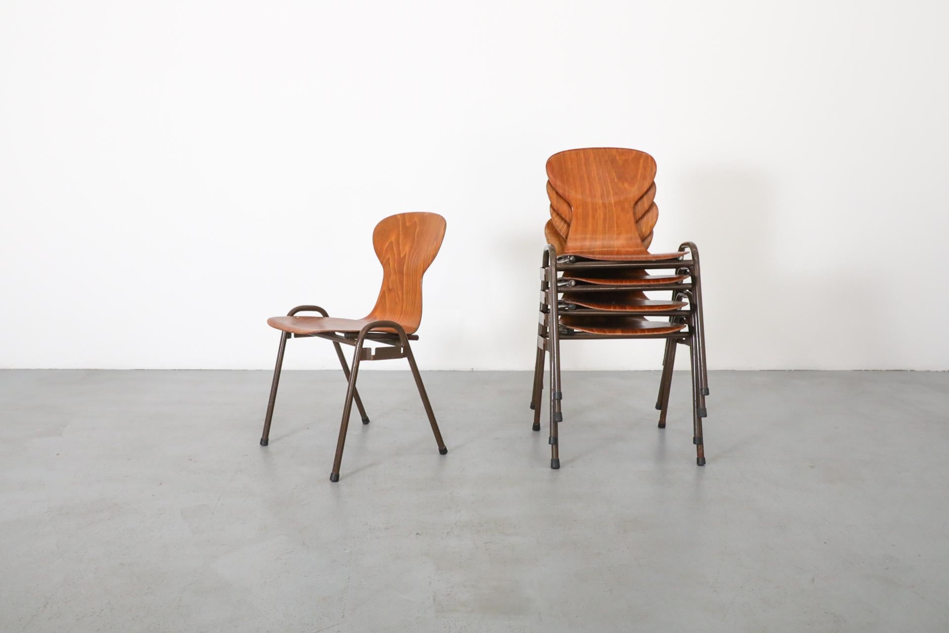Smaltato Sedie da scuola impilabili in stile Fritz Hansen di metà secolo in tonalità teak in vendita