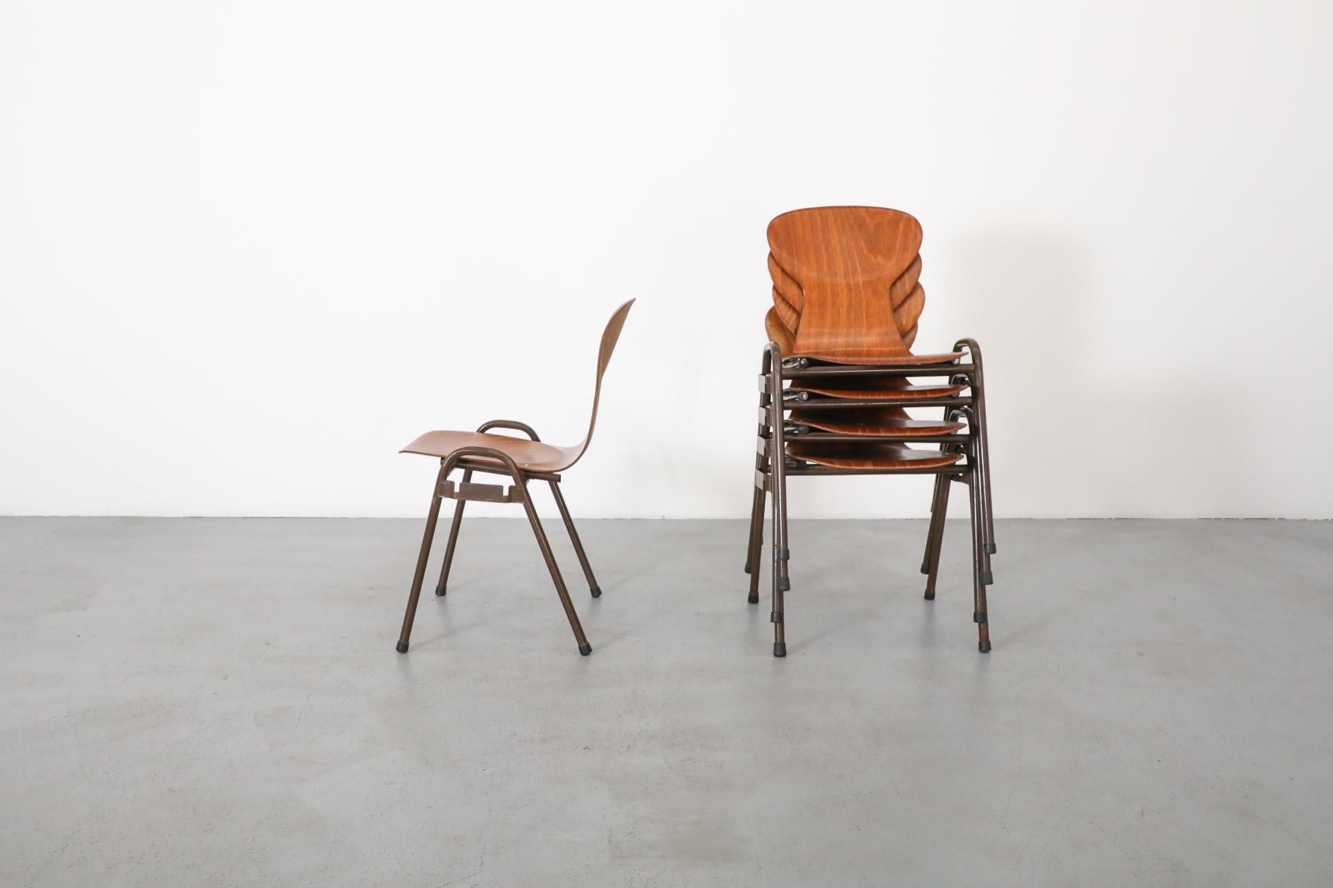 Sedie da scuola impilabili in stile Fritz Hansen di metà secolo in tonalità teak In condizioni buone in vendita a Los Angeles, CA