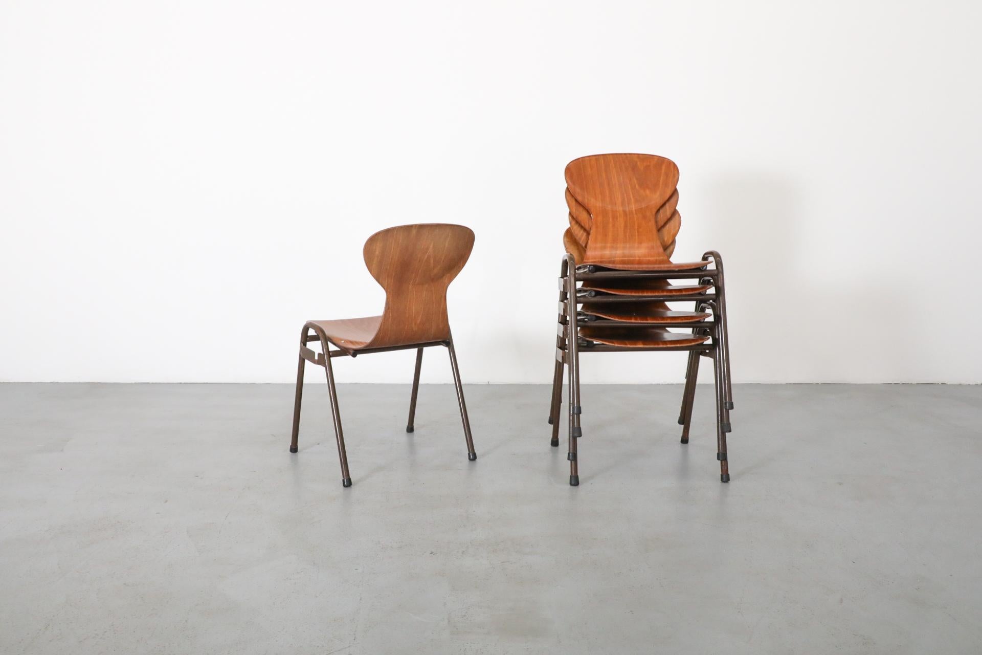 Fine XX secolo Sedie da scuola impilabili in stile Fritz Hansen di metà secolo in tonalità teak in vendita