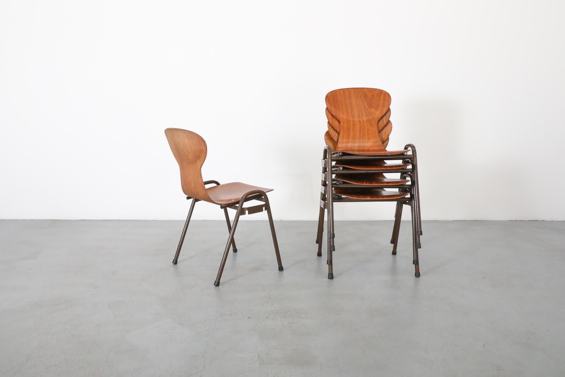 Sedie da scuola impilabili in stile Fritz Hansen di metà secolo in tonalità teak in vendita 1