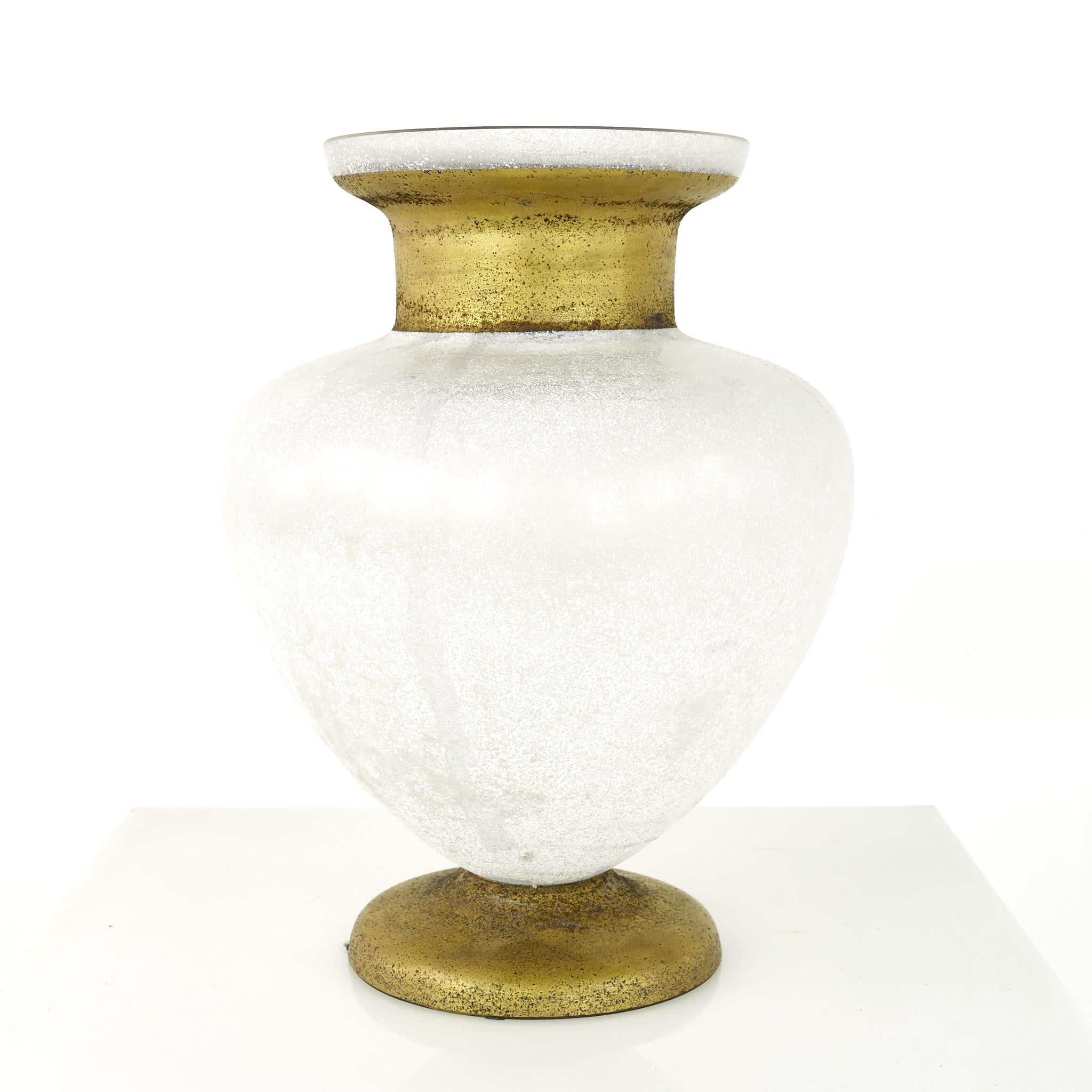 Mid-Century Modern Vase en verre d'art dépoli de style mi-siècle doré en vente