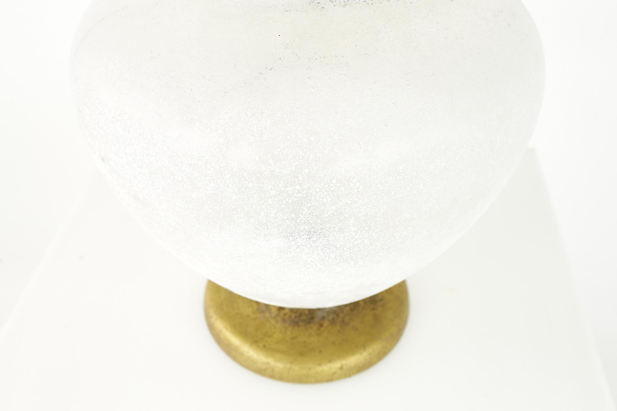 Vase en verre d'art dépoli de style mi-siècle doré en vente 1