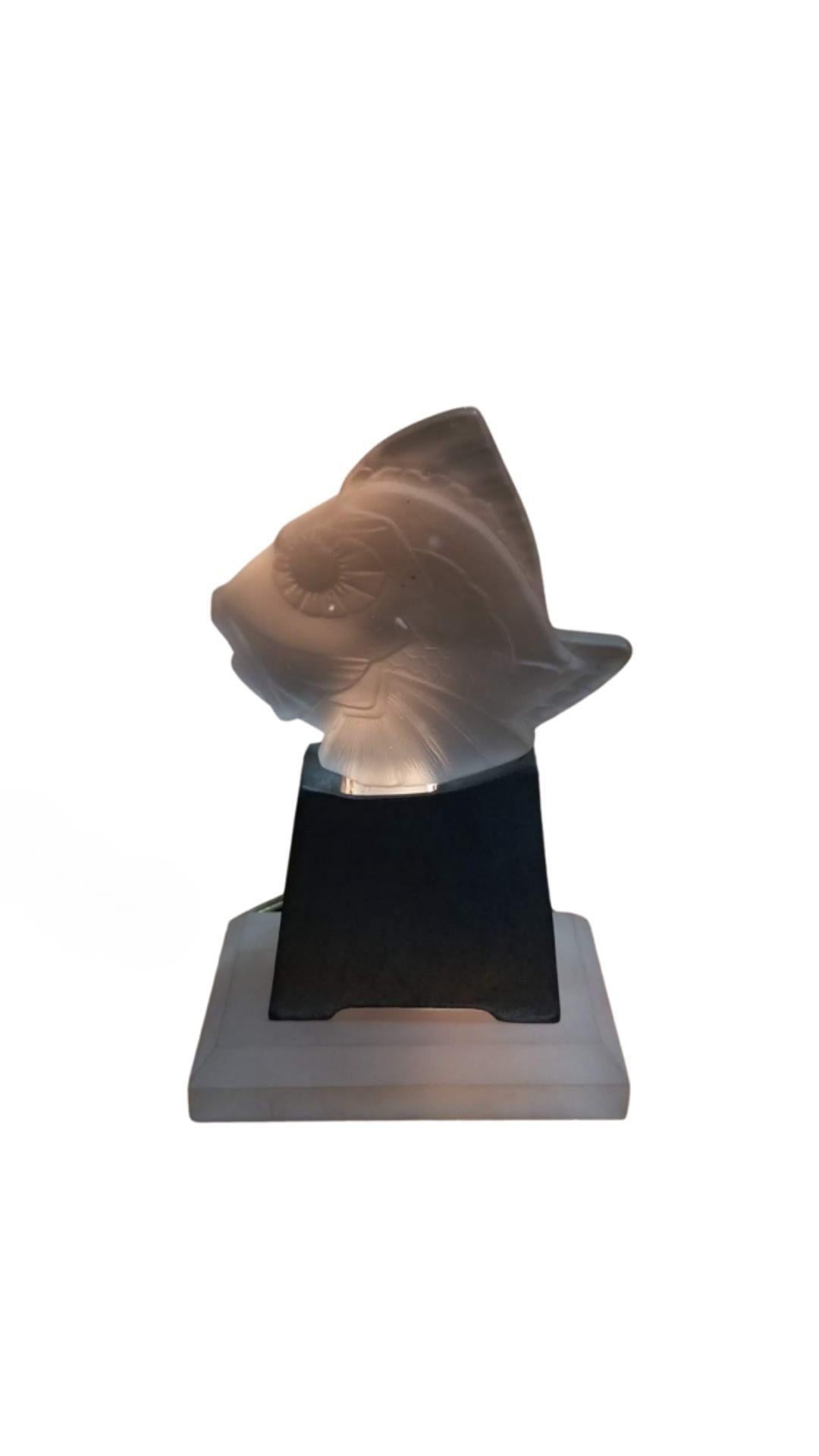 Lampe d'appoint Art Déco GROS POISSON Poisson en verre dépoli d'après les célèbres lampes de René Lalique avec un bord à la machine.
Cette lampe Art déco en verre dépoli est une œuvre d'art unique qui rappelle la forme d'un poisson. La partie