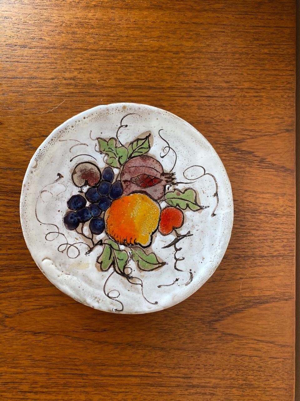 Mid Century “Fruit Still Life” Small Plate by Elio Schiavon For Sale 4