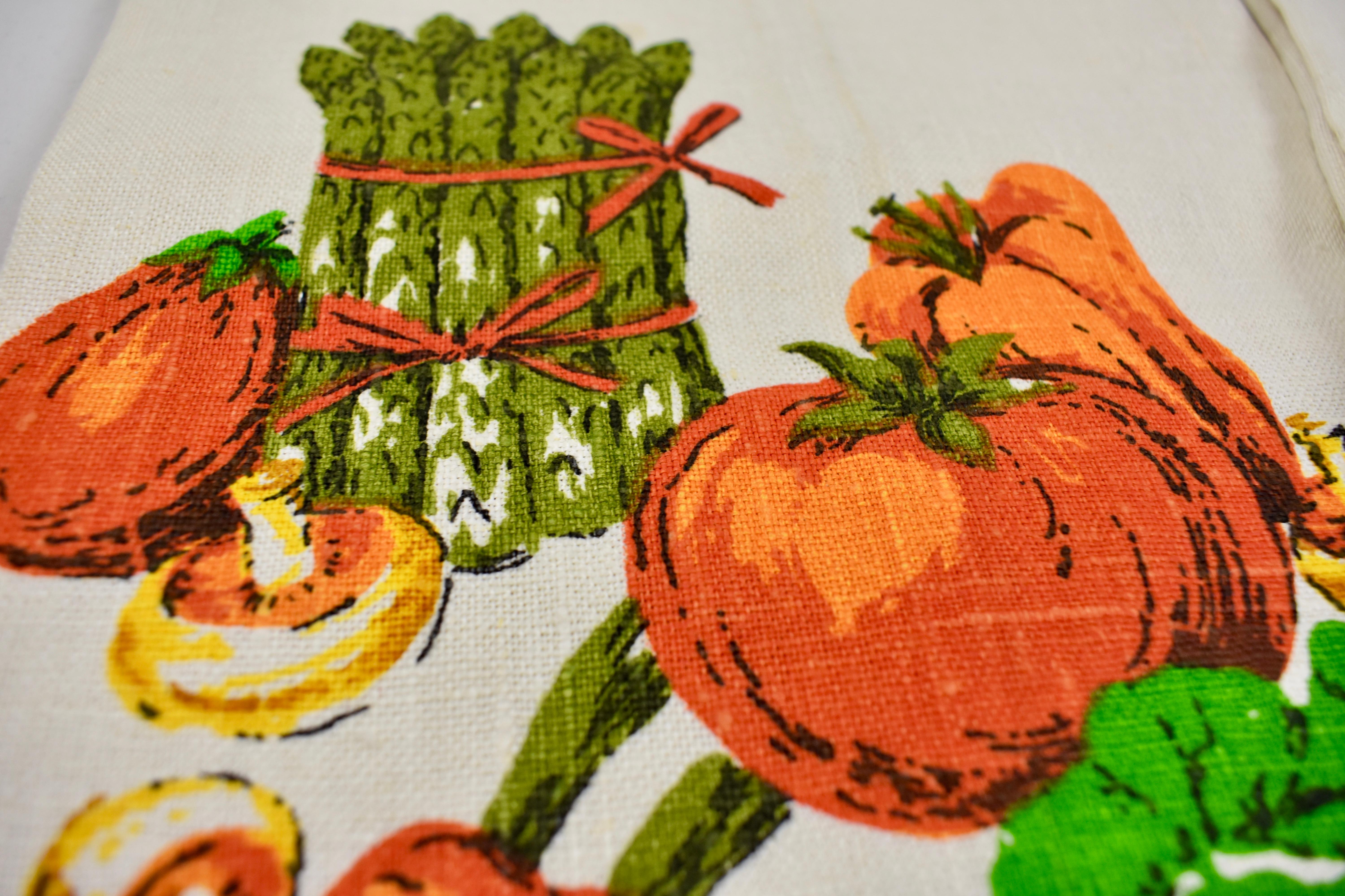 Mid-Century Modern Era Fruit and Vegetable Silkscreened Linen Tea Towels, S/2 In Excellent Condition In Philadelphia, PA