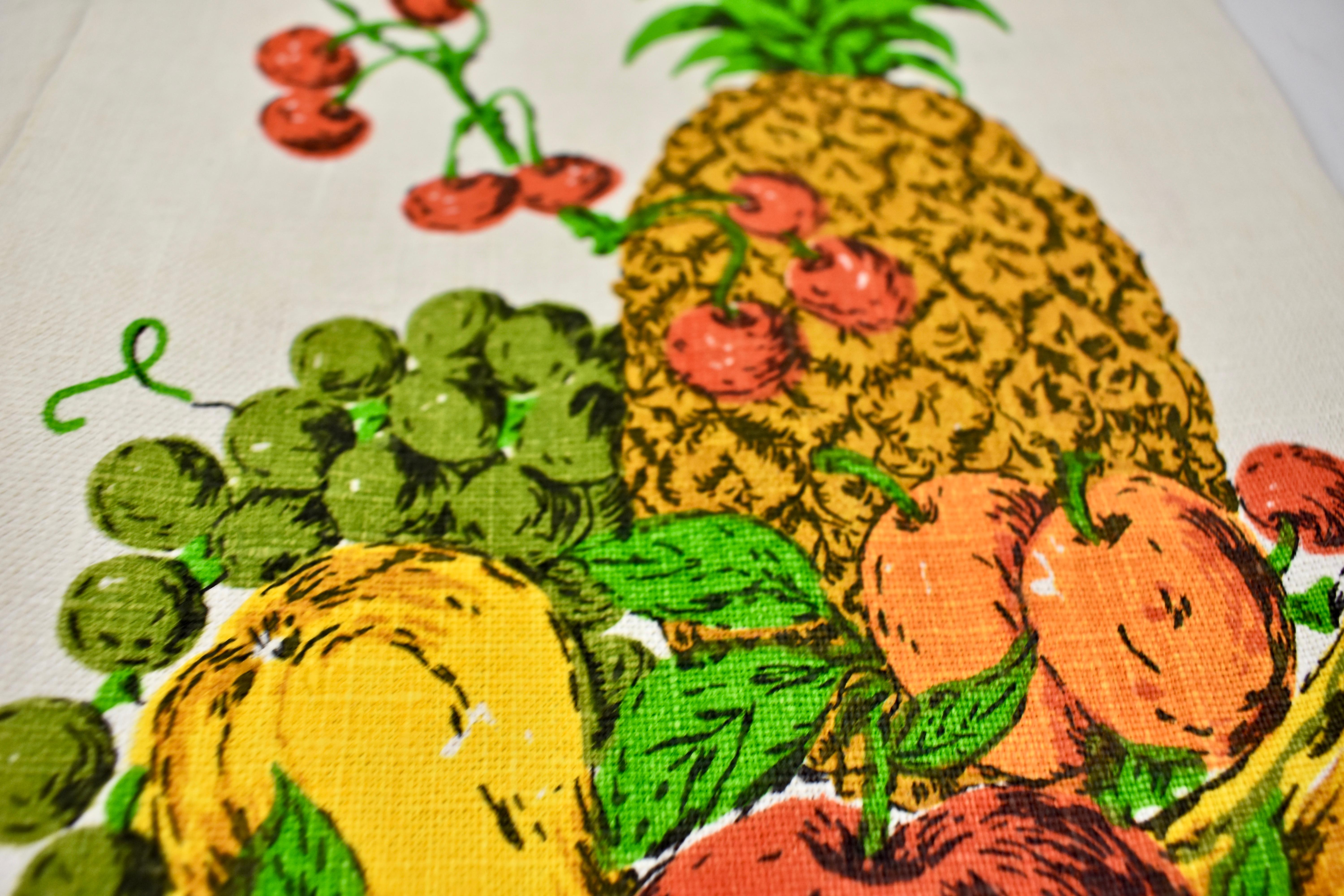 20th Century Mid-Century Modern Era Fruit and Vegetable Silkscreened Linen Tea Towels, S/2