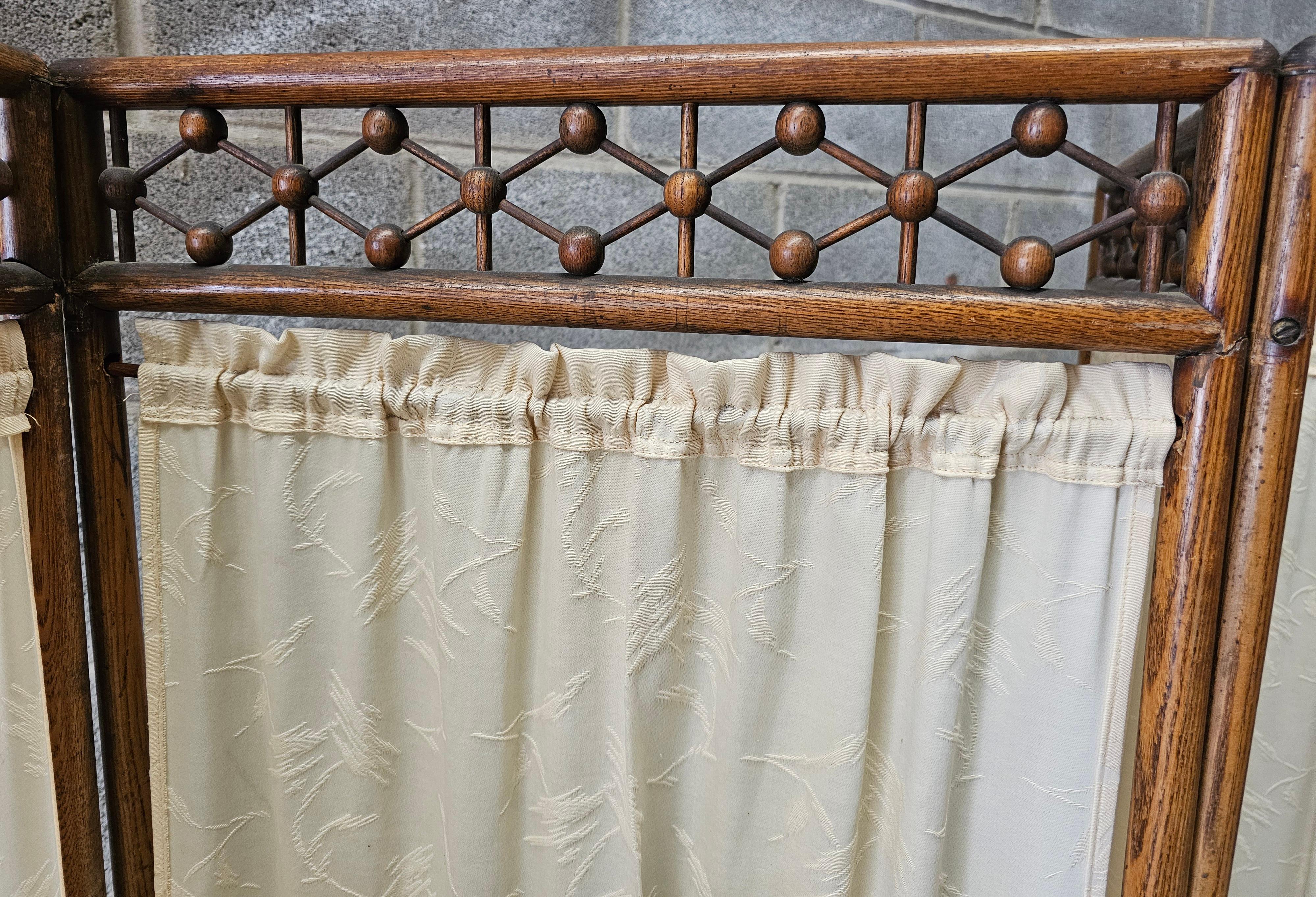 Mid-Century Fruitwood and Textile Four-Fold Galleried Floor Screen For Sale 3