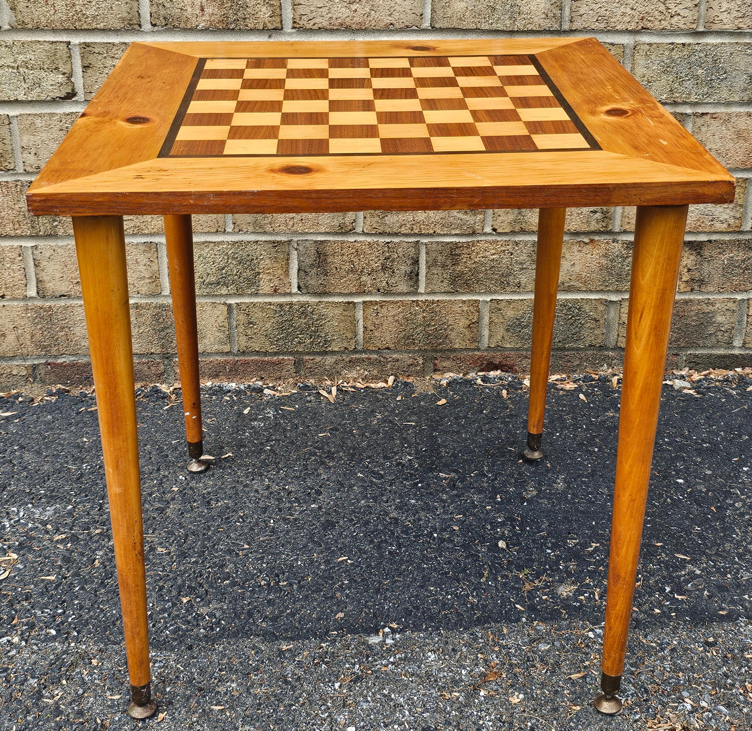 Un simpatico tavolo da gioco di metà secolo in legno di frutta intarsiato, con gambe rivestite in metallo.
Misura 23