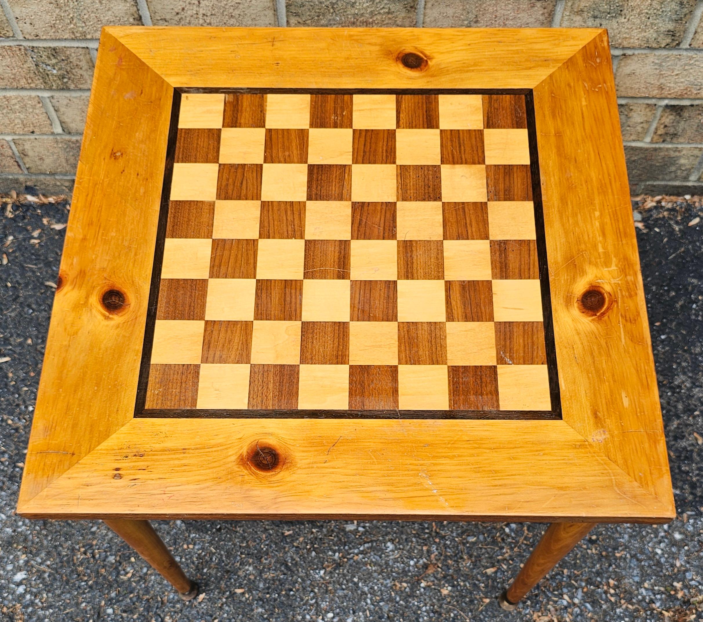 Mid-Century moderno Tavolo da gioco di metà secolo in legno di frutta con intarsio in vendita