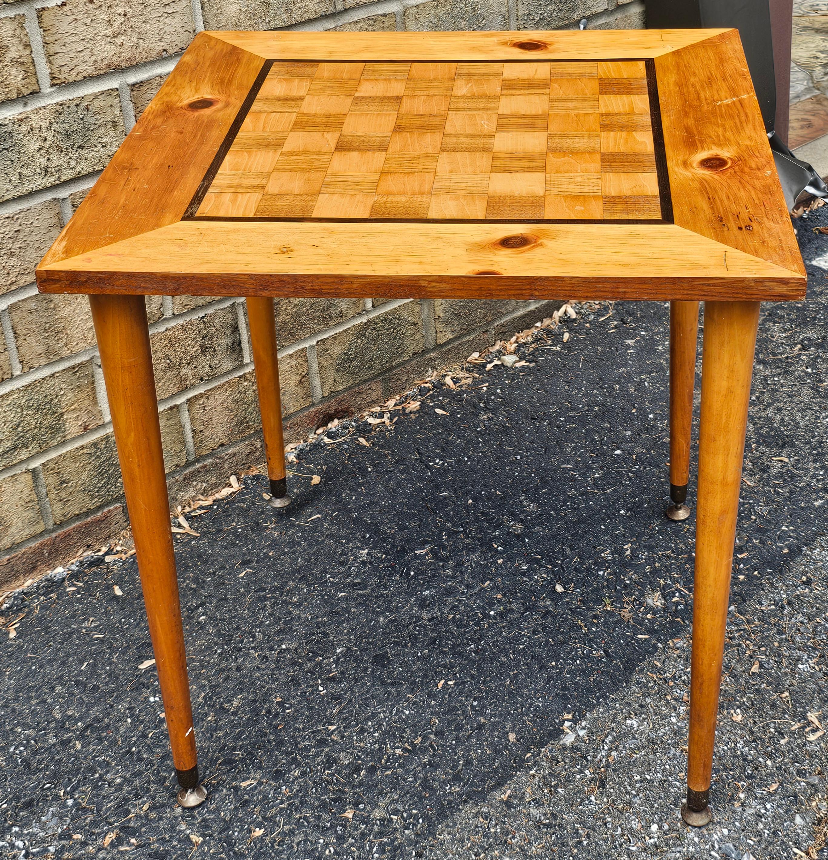 Tavolo da gioco di metà secolo in legno di frutta con intarsio In condizioni buone in vendita a Germantown, MD