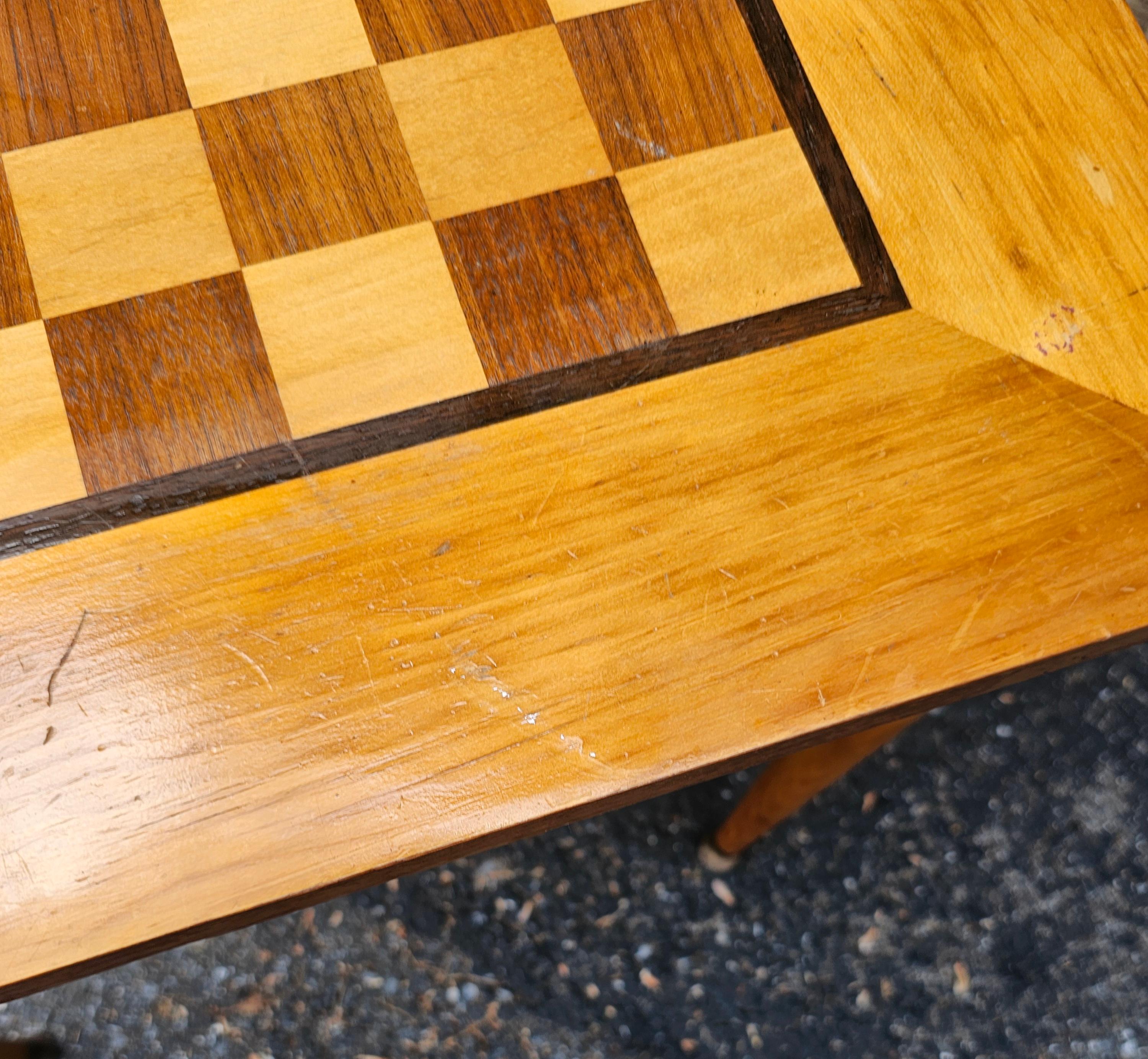 Legno di alberi da frutto Tavolo da gioco di metà secolo in legno di frutta con intarsio in vendita