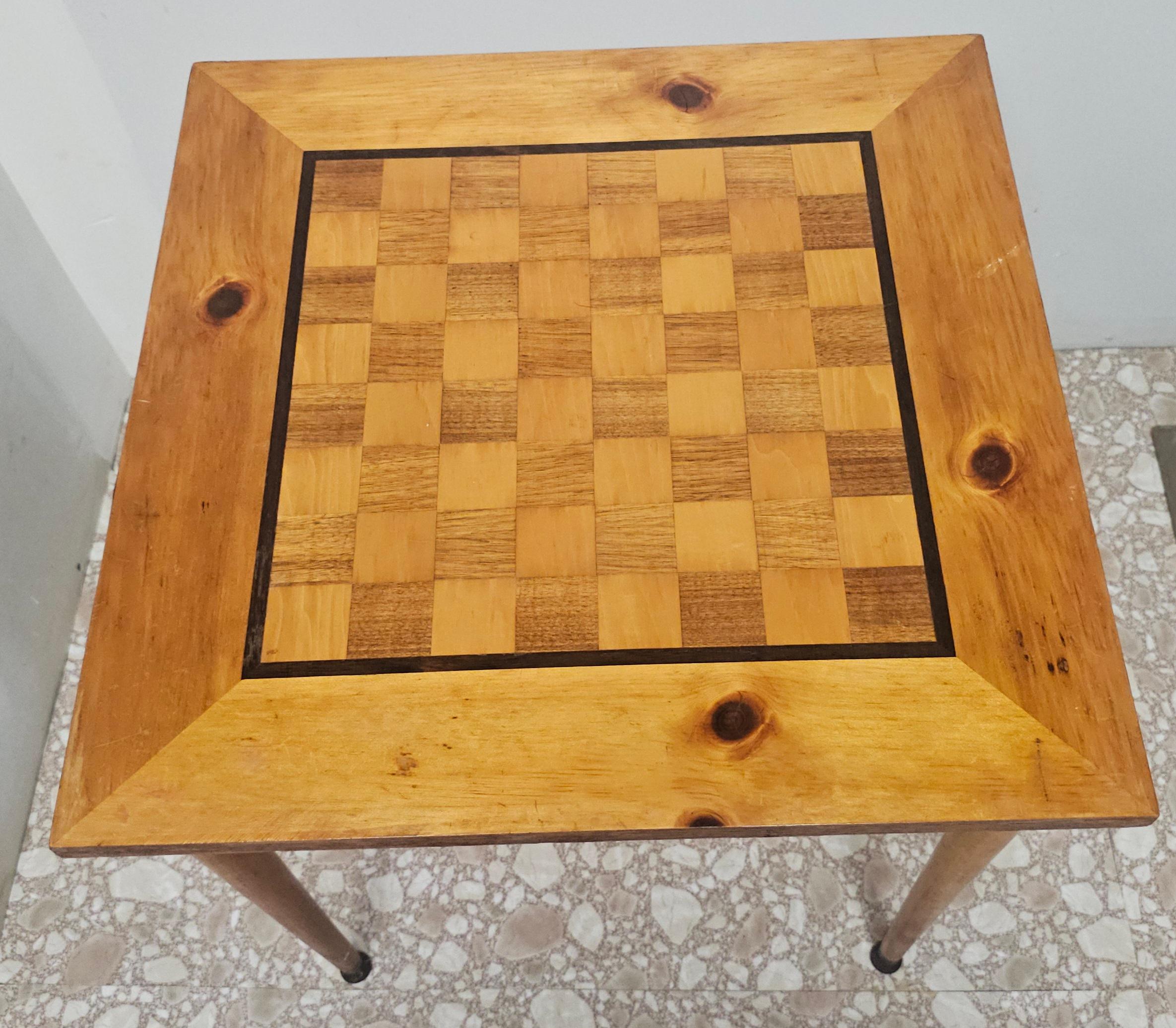 Tavolo da gioco di metà secolo in legno di frutta con intarsio in vendita 1