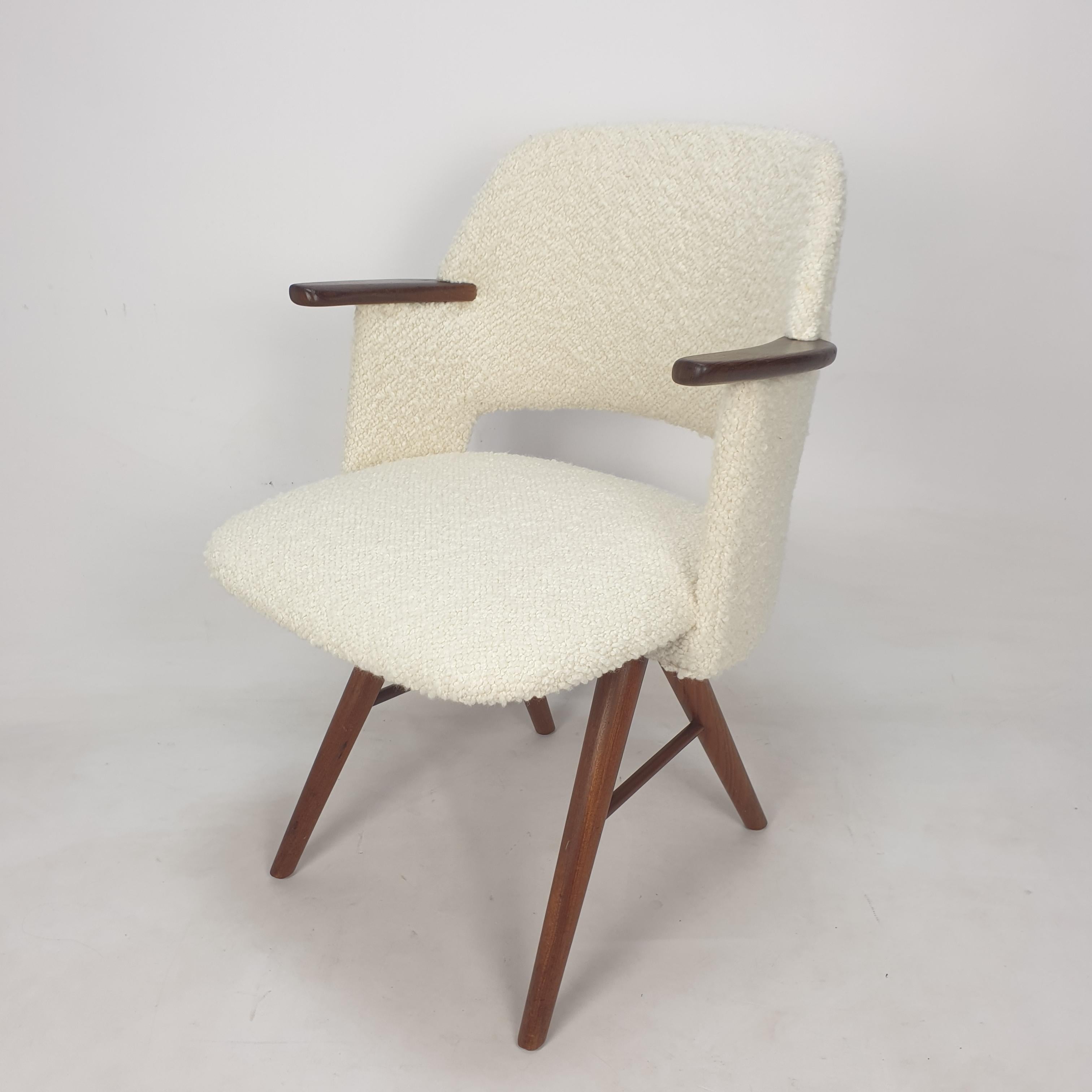 Dieser sehr bequeme Beistellstuhl aus der Mitte des Jahrhunderts, Modell FT30, ist ein Entwurf von Cees Braakman.
Es wurde in den 50er Jahren von UMS Pastoe in den Niederlanden hergestellt. 

Die Beine und die Armlehnen sind aus Eichenholz