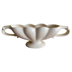 Vase / urne de manteau à compositions florales en ivoire blanc glacé de Fulham Pottery du milieu du siècle dernier