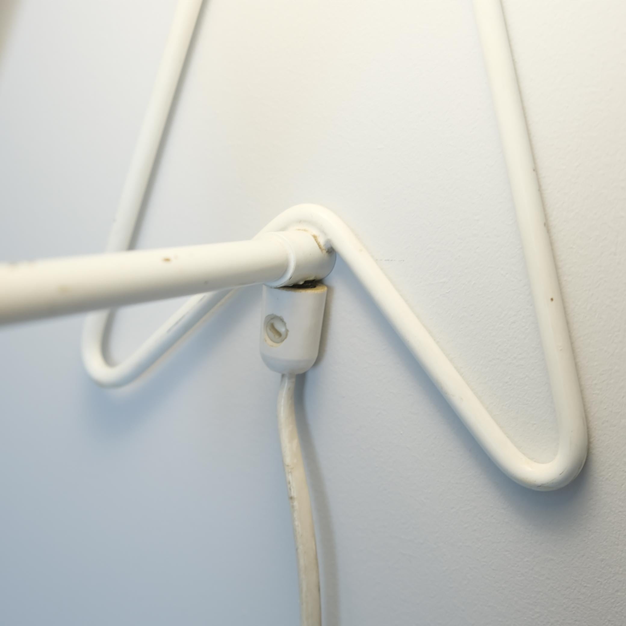 Lampada da parete/tavolo di metà secolo in ottone pieno modello EV 57 in blu e bianco, Itsu 1950s in vendita 3