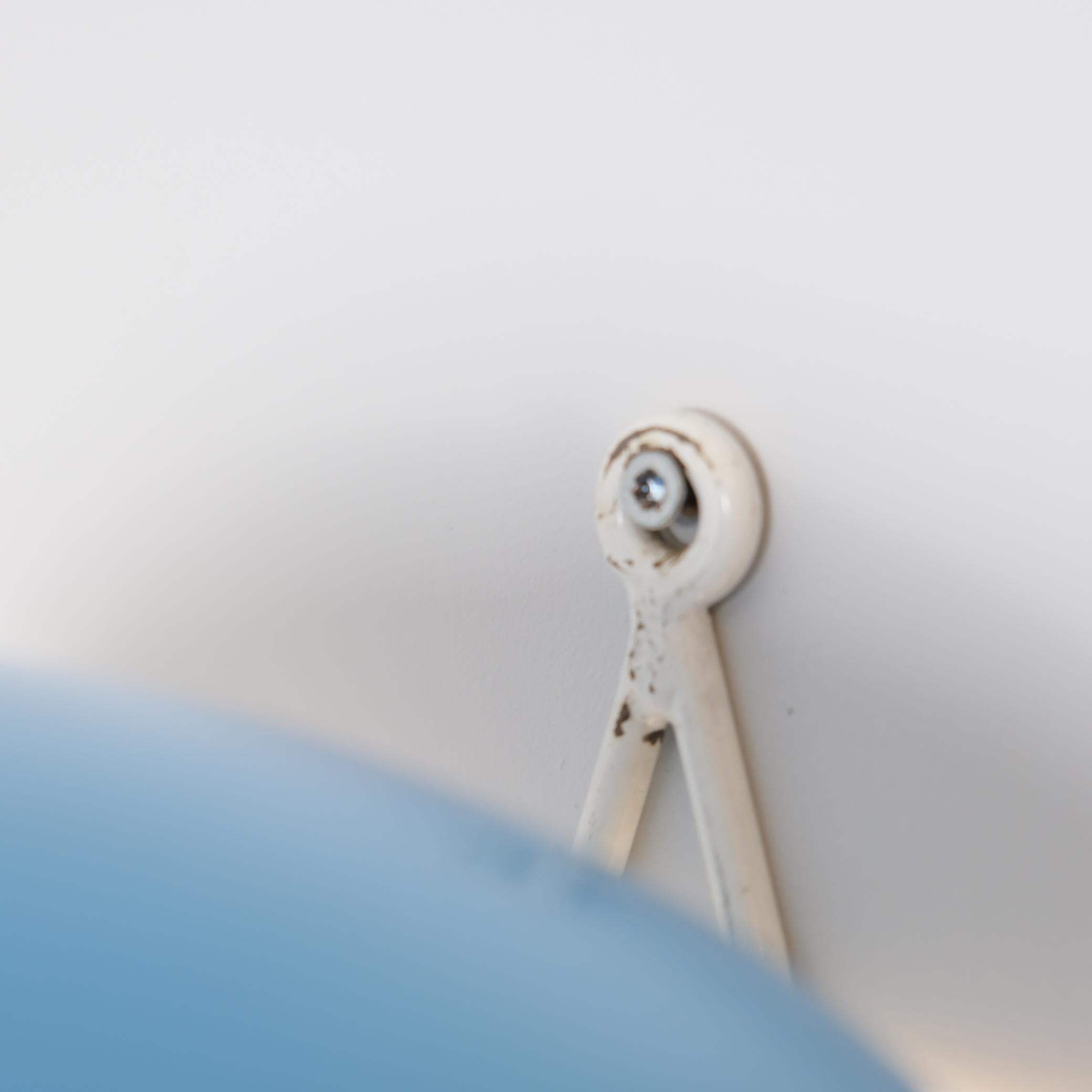 Lampada da parete/tavolo di metà secolo in ottone pieno modello EV 57 in blu e bianco, Itsu 1950s in vendita 4