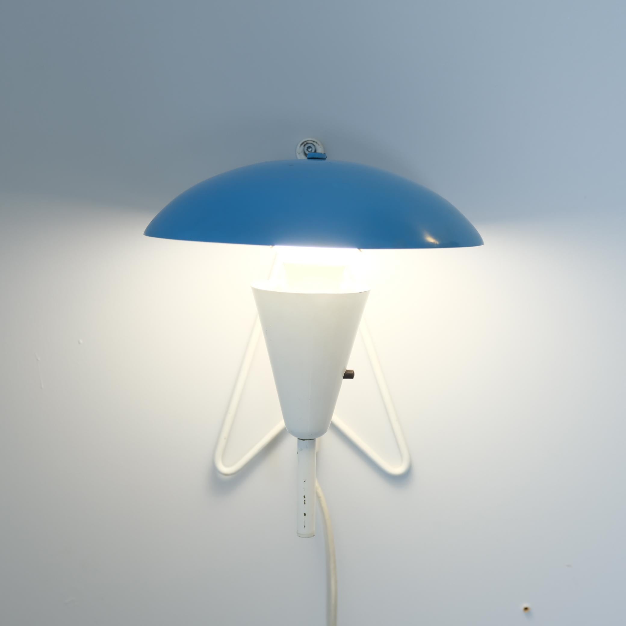 Lampada da parete/tavolo di metà secolo in ottone pieno modello EV 57 in blu e bianco, Itsu 1950s in vendita 5