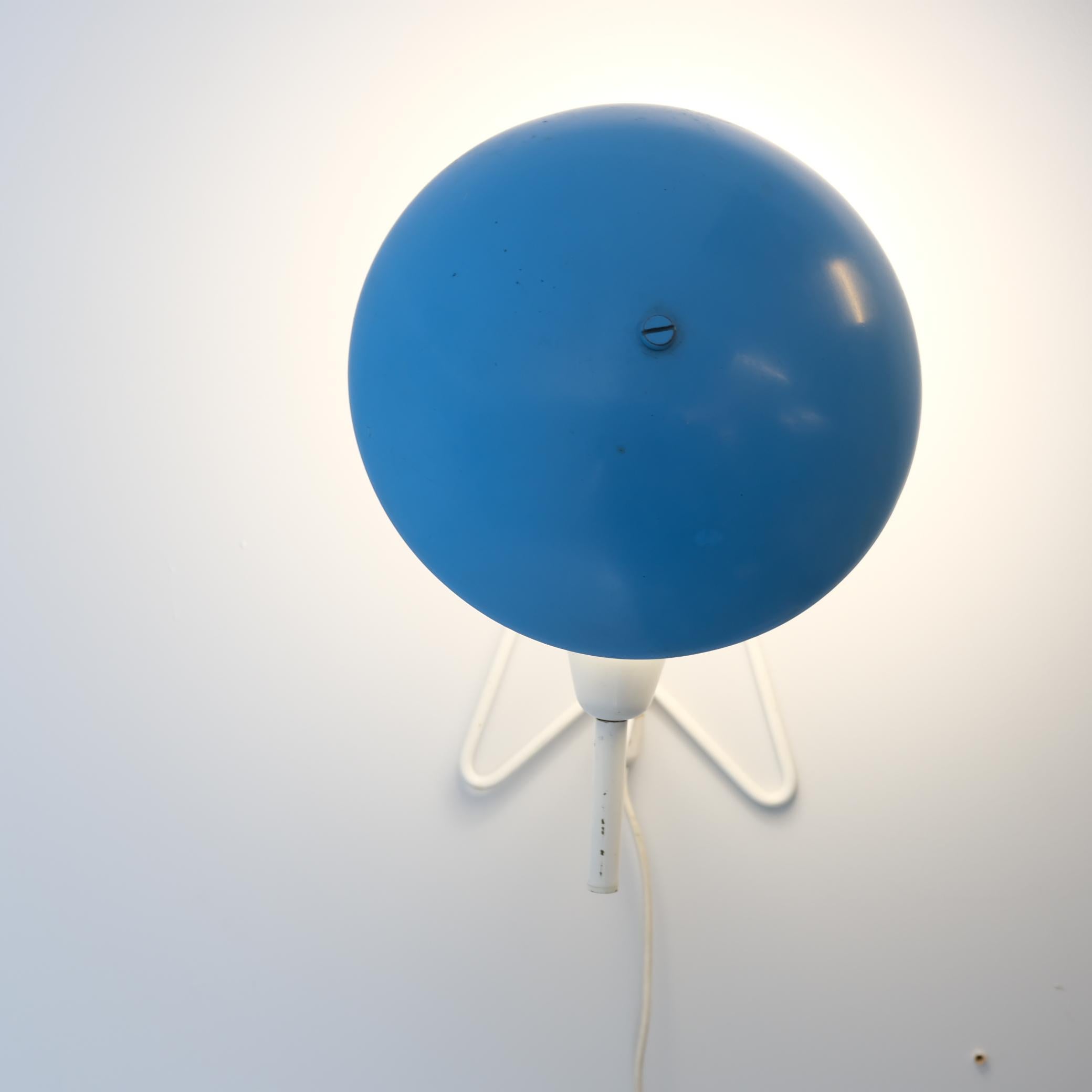 Lampada da parete/tavolo di metà secolo in ottone pieno modello EV 57 in blu e bianco, Itsu 1950s in vendita 7