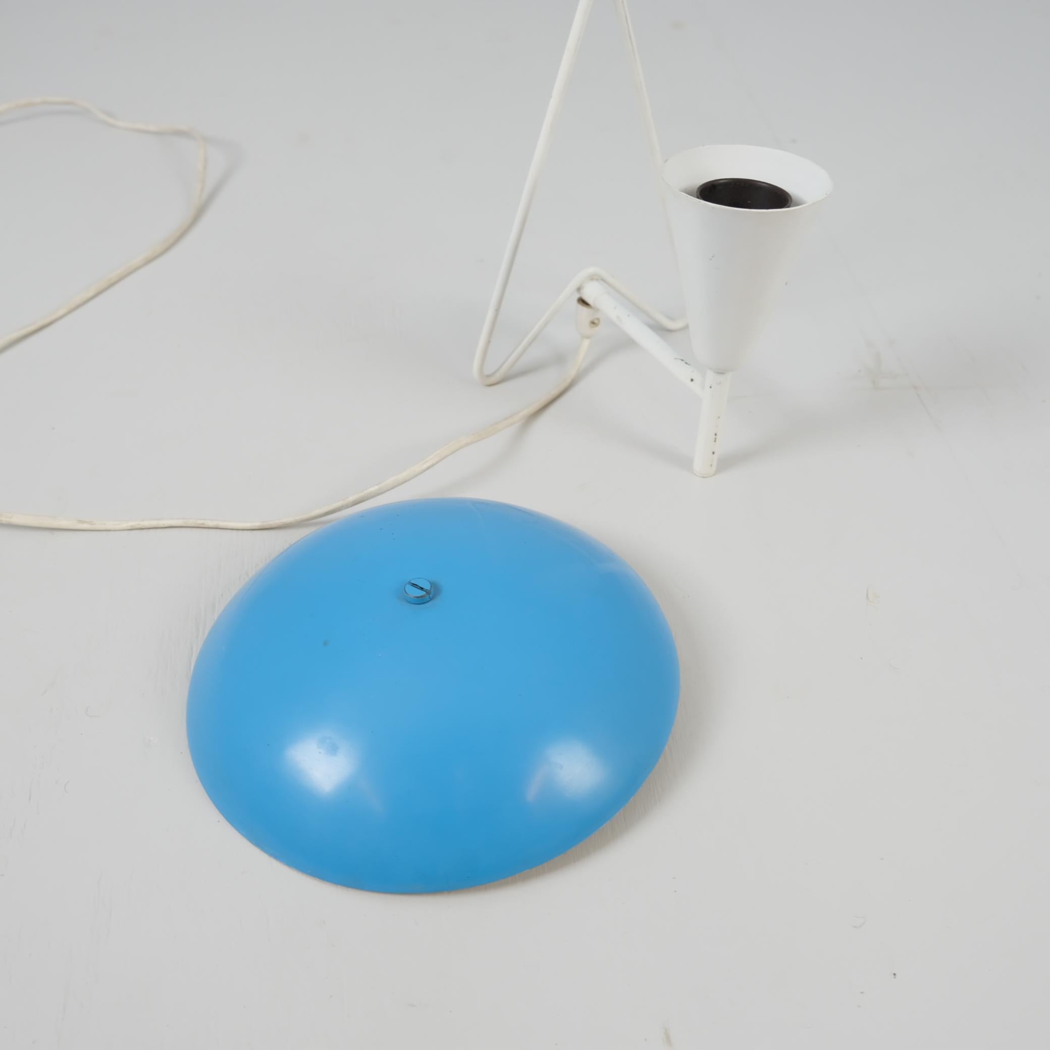 Lampada da parete/tavolo di metà secolo in ottone pieno modello EV 57 in blu e bianco, Itsu 1950s in vendita 8