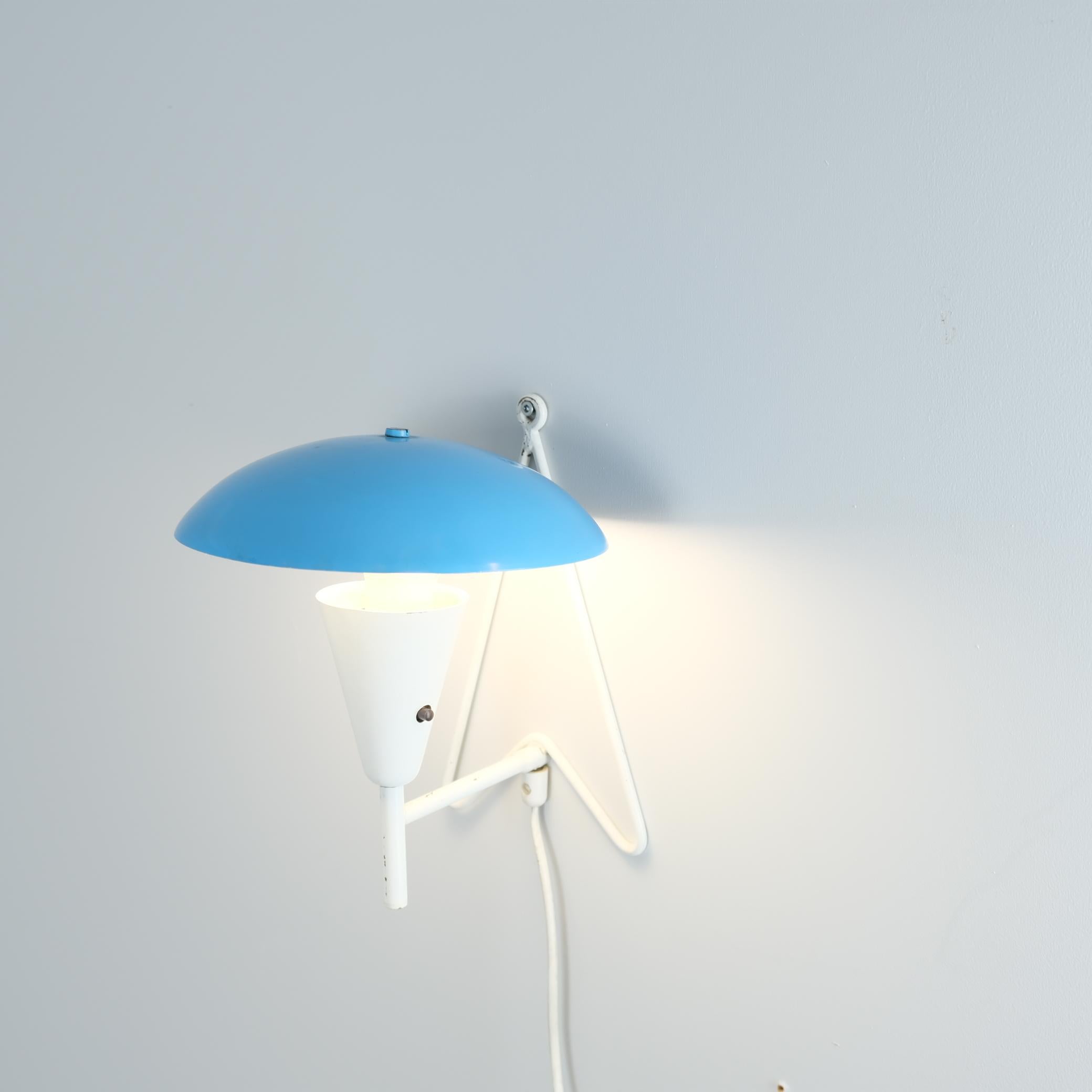 Una lampada da tavolo e da parete moderna di metà secolo, modello EV 57, realizzata da Itsu in Finlandia negli anni '50. La lampada ha un design distinto con un paralume regolabile e rimovibile e una struttura che le permette di fungere sia da