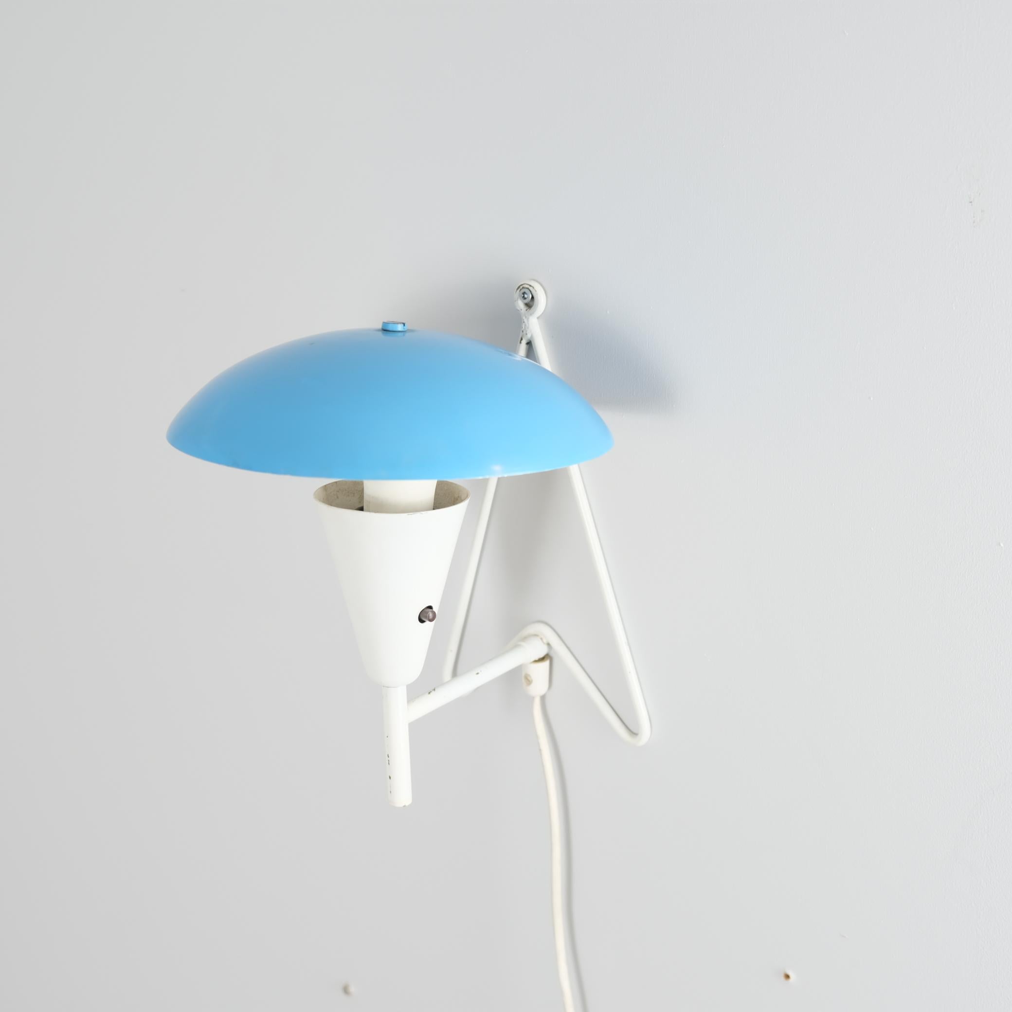 Mid-Century moderno Lampada da parete/tavolo di metà secolo in ottone pieno modello EV 57 in blu e bianco, Itsu 1950s in vendita