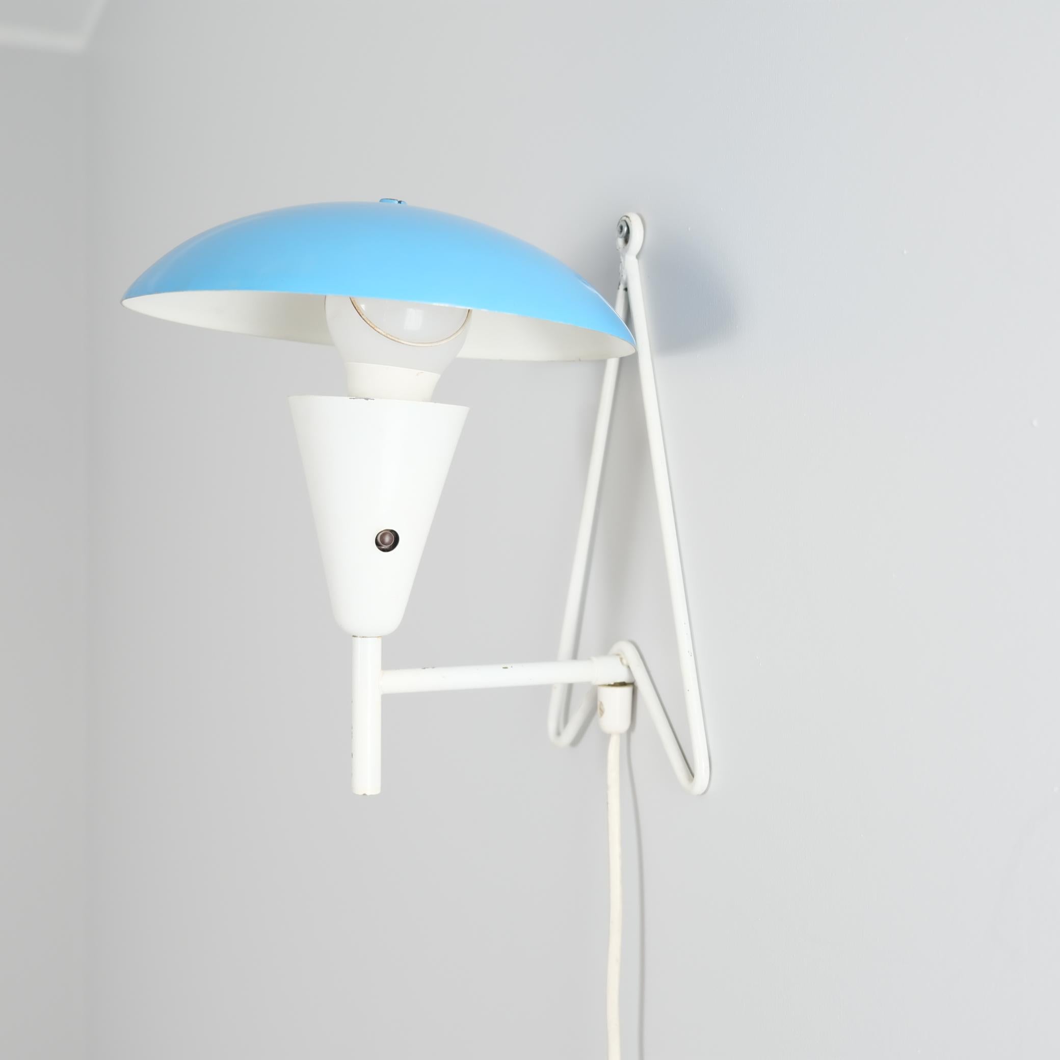 Finlandese Lampada da parete/tavolo di metà secolo in ottone pieno modello EV 57 in blu e bianco, Itsu 1950s in vendita
