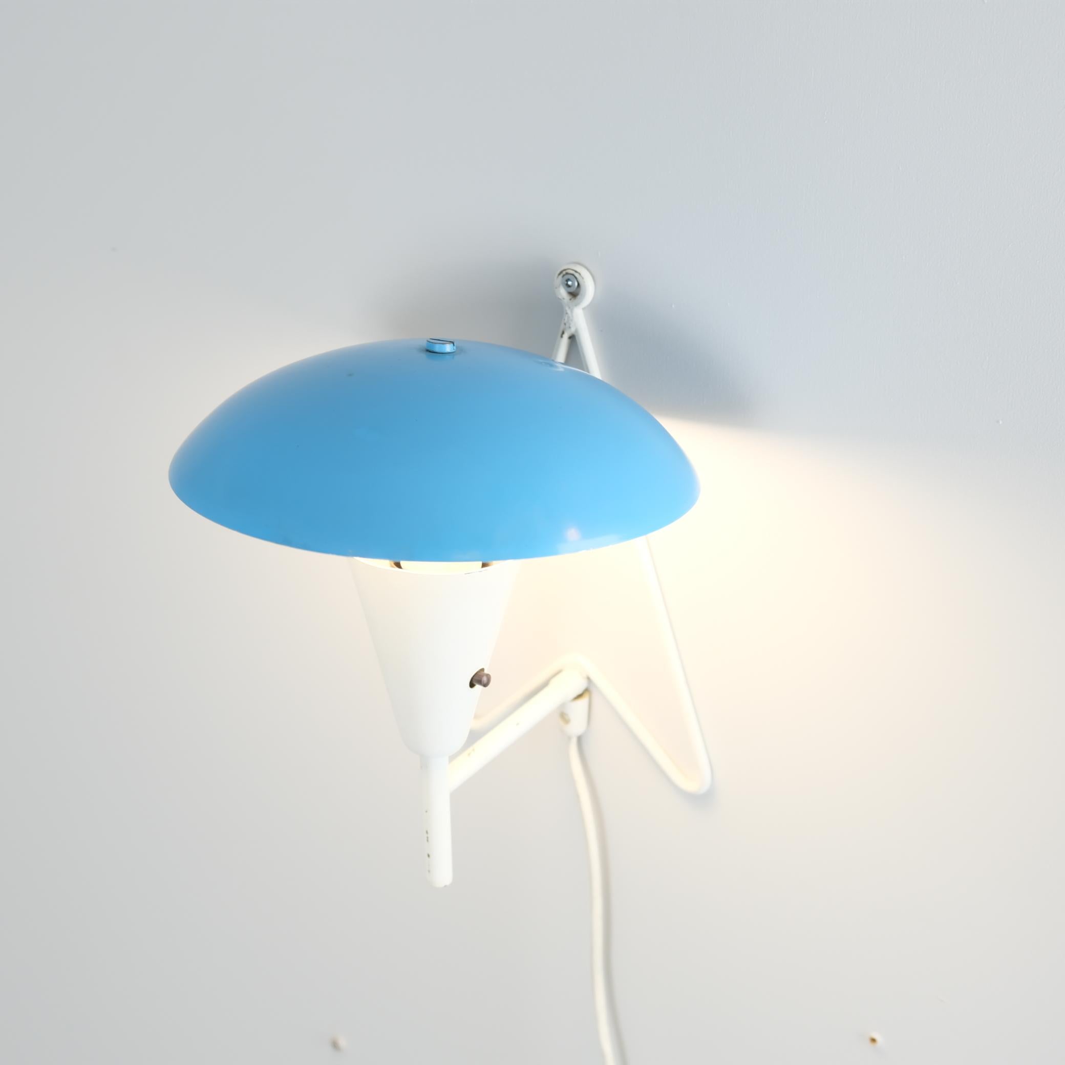 Lampada da parete/tavolo di metà secolo in ottone pieno modello EV 57 in blu e bianco, Itsu 1950s In condizioni buone in vendita a Helsinki, FI