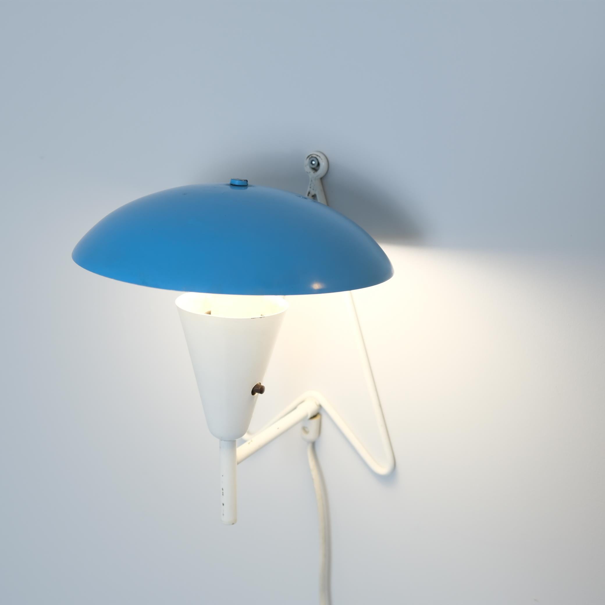 Metà XX secolo Lampada da parete/tavolo di metà secolo in ottone pieno modello EV 57 in blu e bianco, Itsu 1950s in vendita