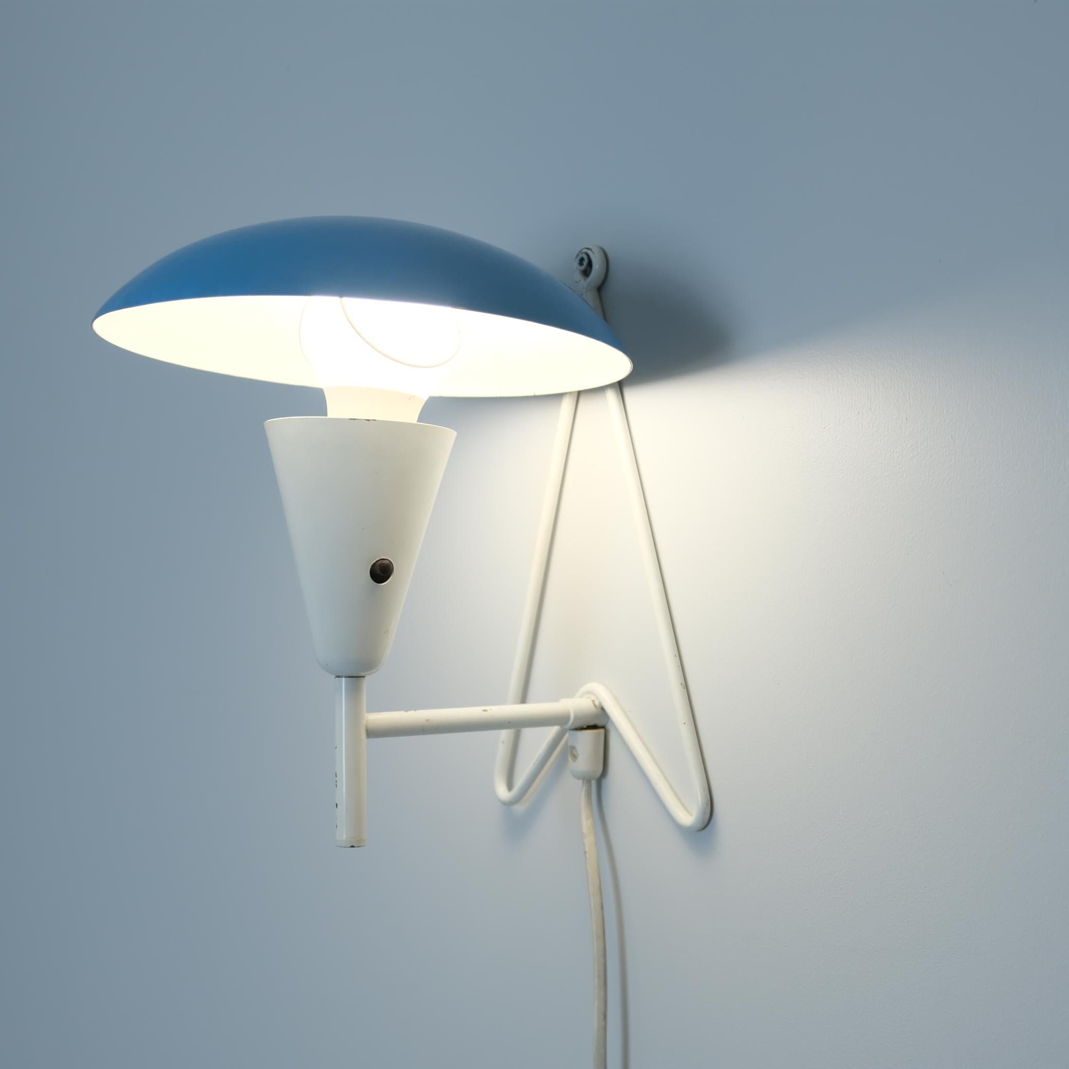 Metallo Lampada da parete/tavolo di metà secolo in ottone pieno modello EV 57 in blu e bianco, Itsu 1950s in vendita