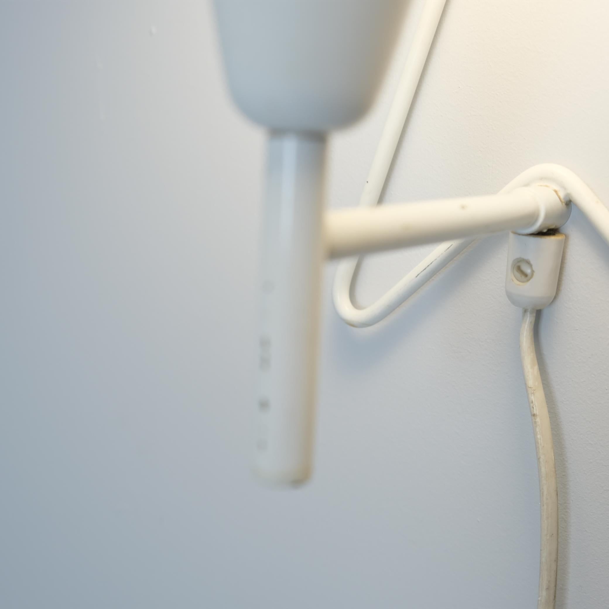 Lampada da parete/tavolo di metà secolo in ottone pieno modello EV 57 in blu e bianco, Itsu 1950s in vendita 1