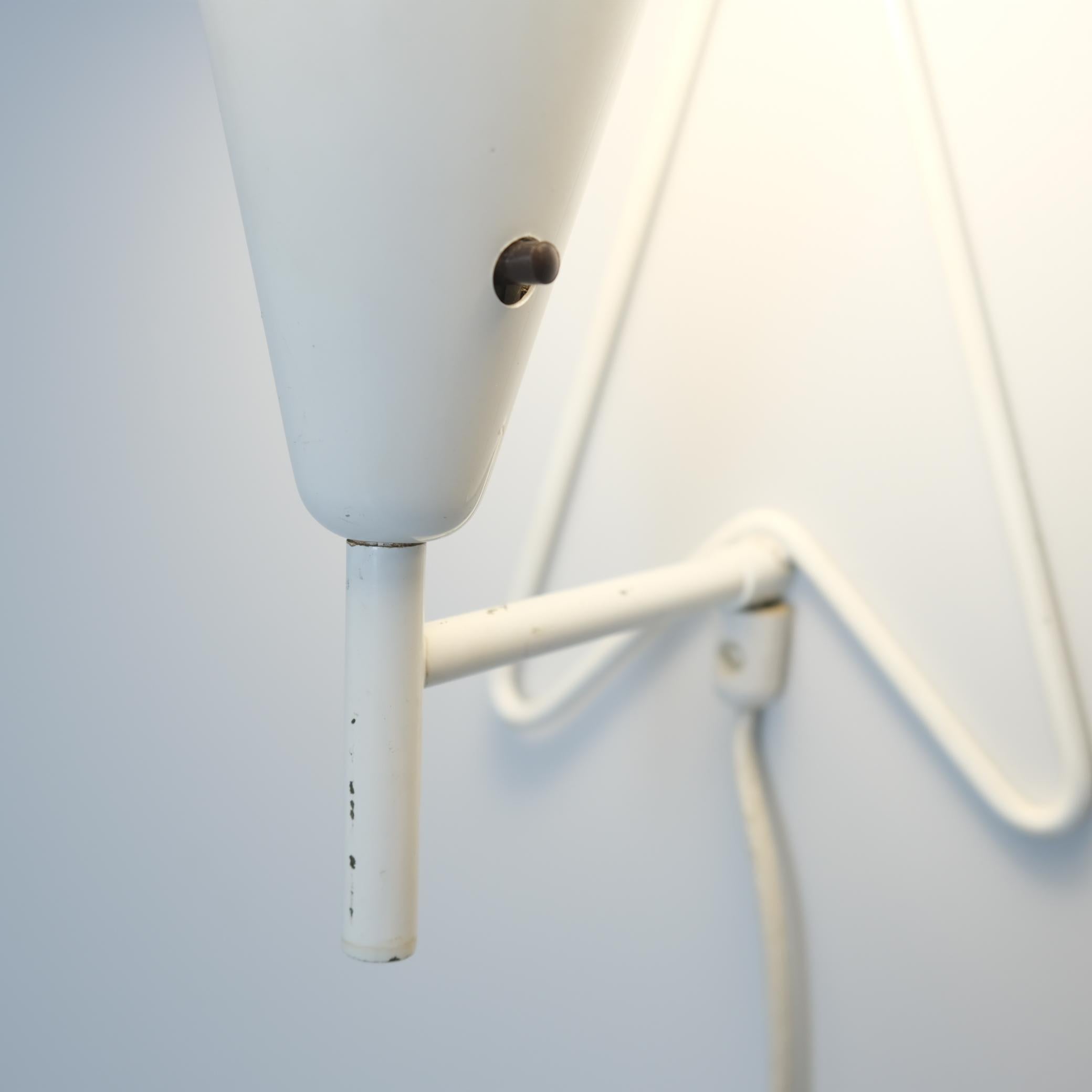 Lampada da parete/tavolo di metà secolo in ottone pieno modello EV 57 in blu e bianco, Itsu 1950s in vendita 2
