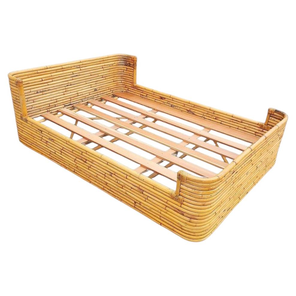 Struttura letto in rattan a più livelli in stile Mid-Century, con rivestimento in vimini, di Seven Se