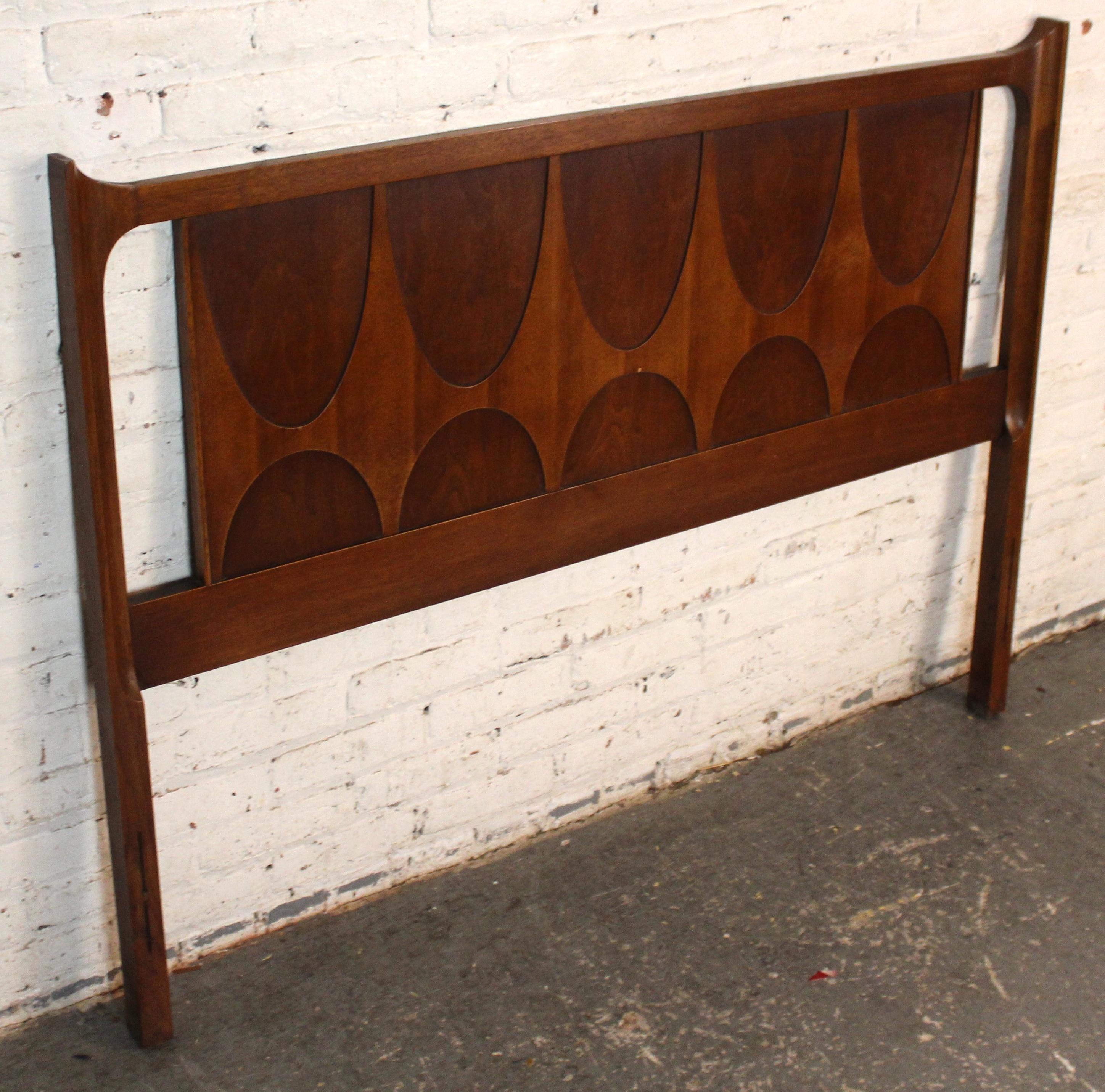 Mid-Century moderno Testiera completa in noce di metà secolo di Broyhill Brasilia in vendita