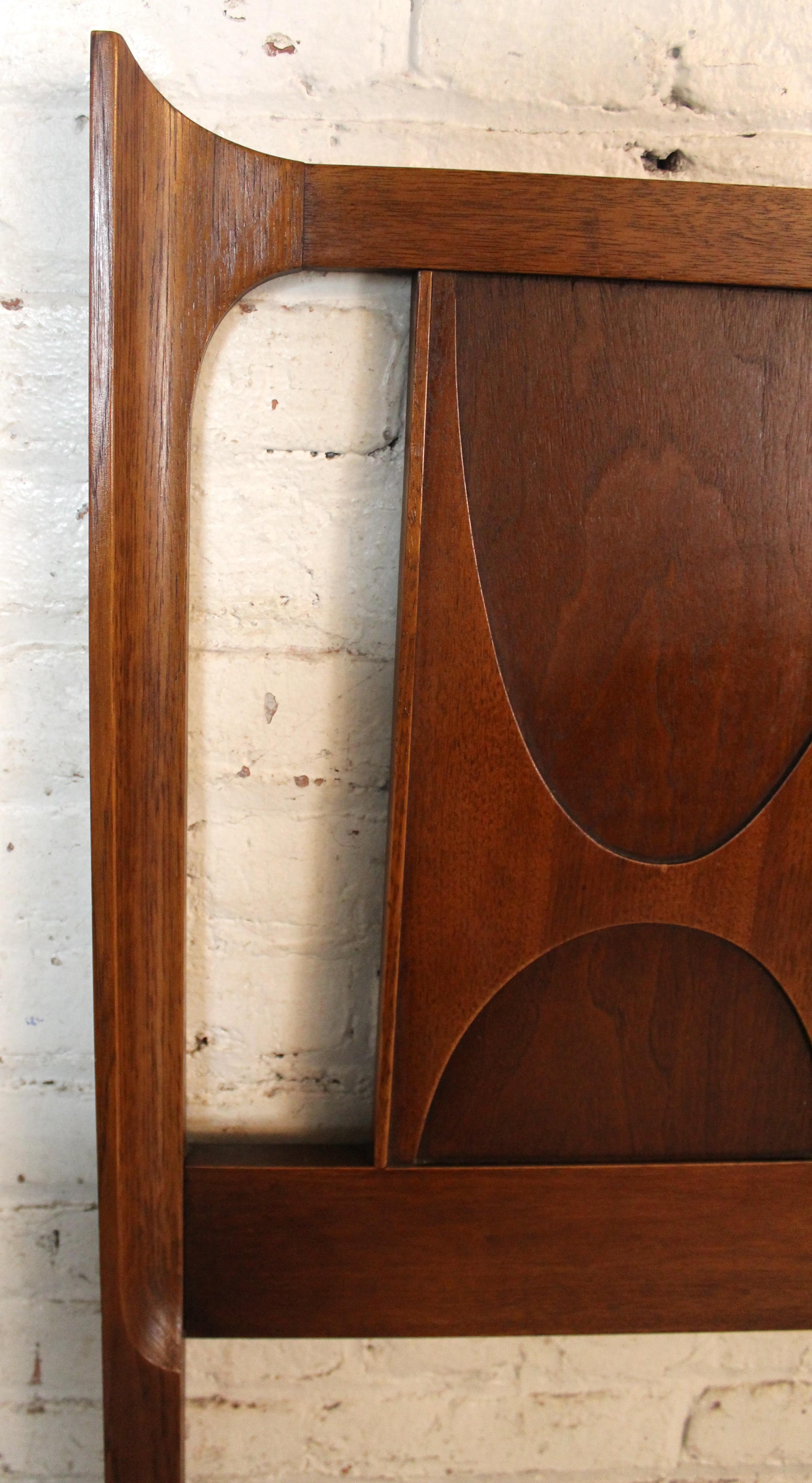 Legno Testiera completa in noce di metà secolo di Broyhill Brasilia in vendita