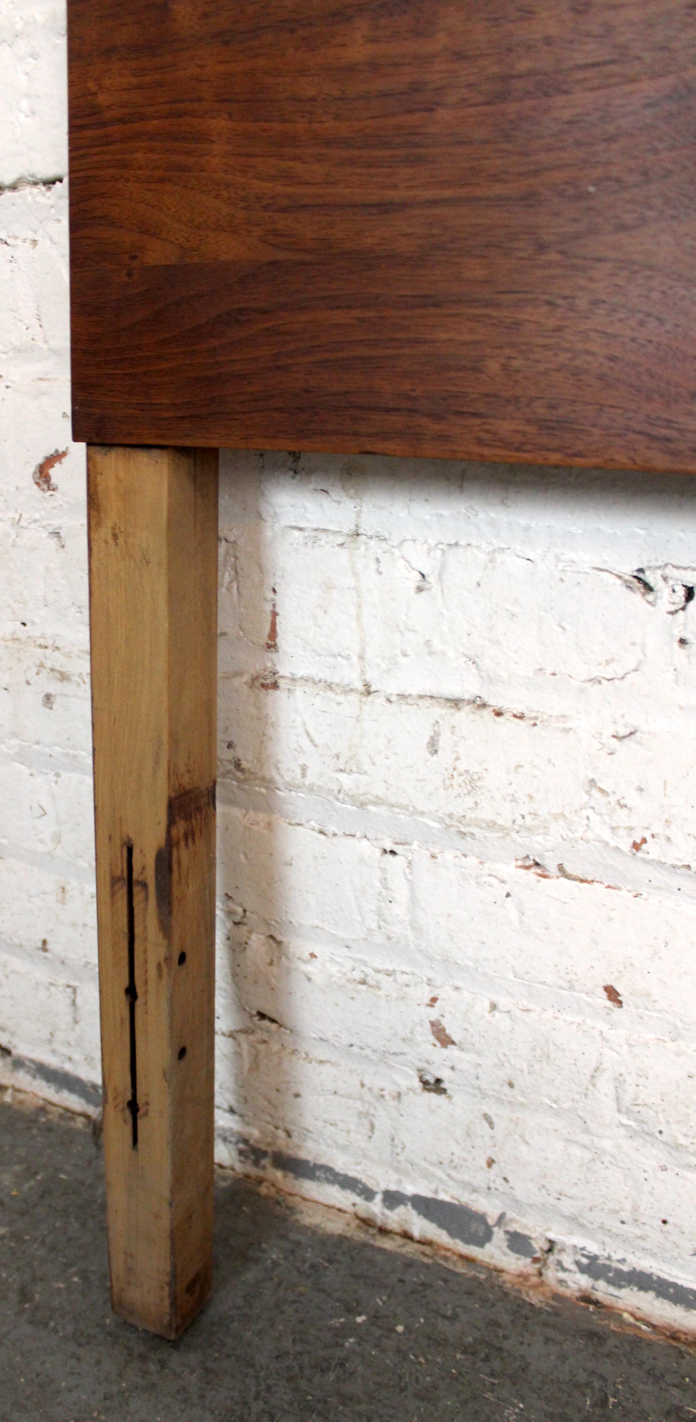 Testiera in legno di noce a grandezza naturale di Kent Coffey in vendita 3