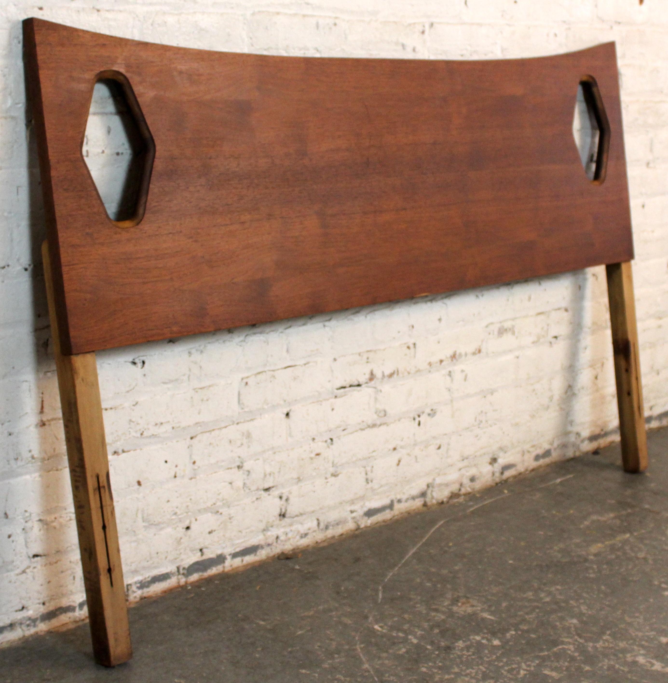 Mid-Century moderno Testiera in legno di noce a grandezza naturale di Kent Coffey in vendita