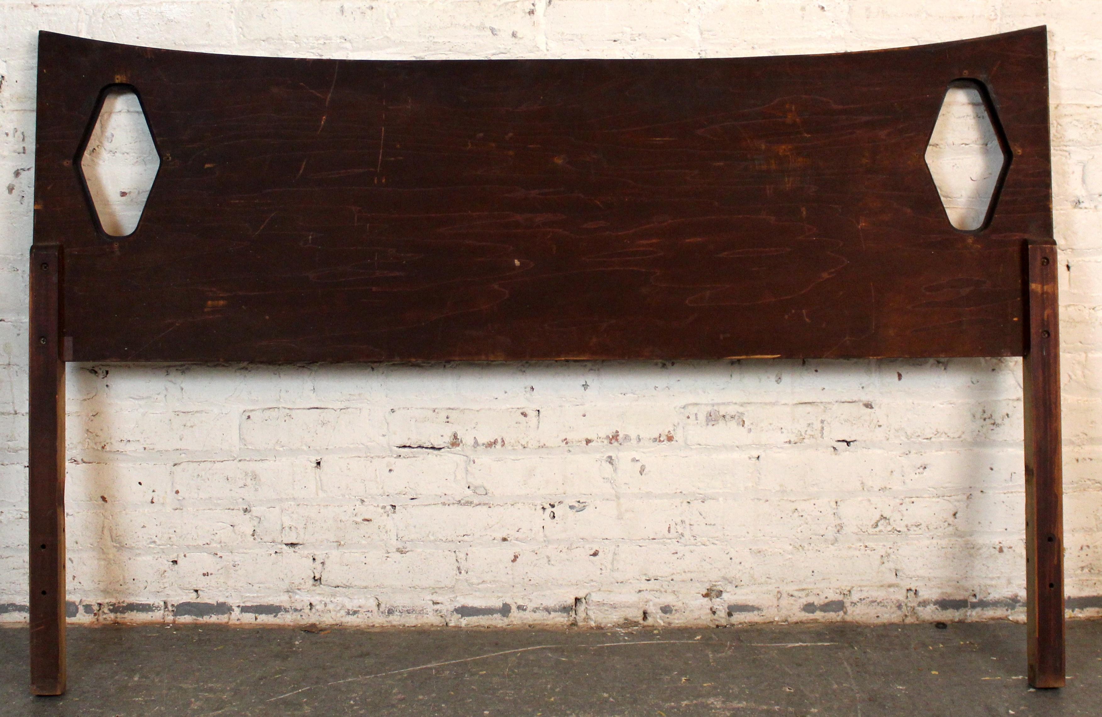 Americano Testiera in legno di noce a grandezza naturale di Kent Coffey in vendita