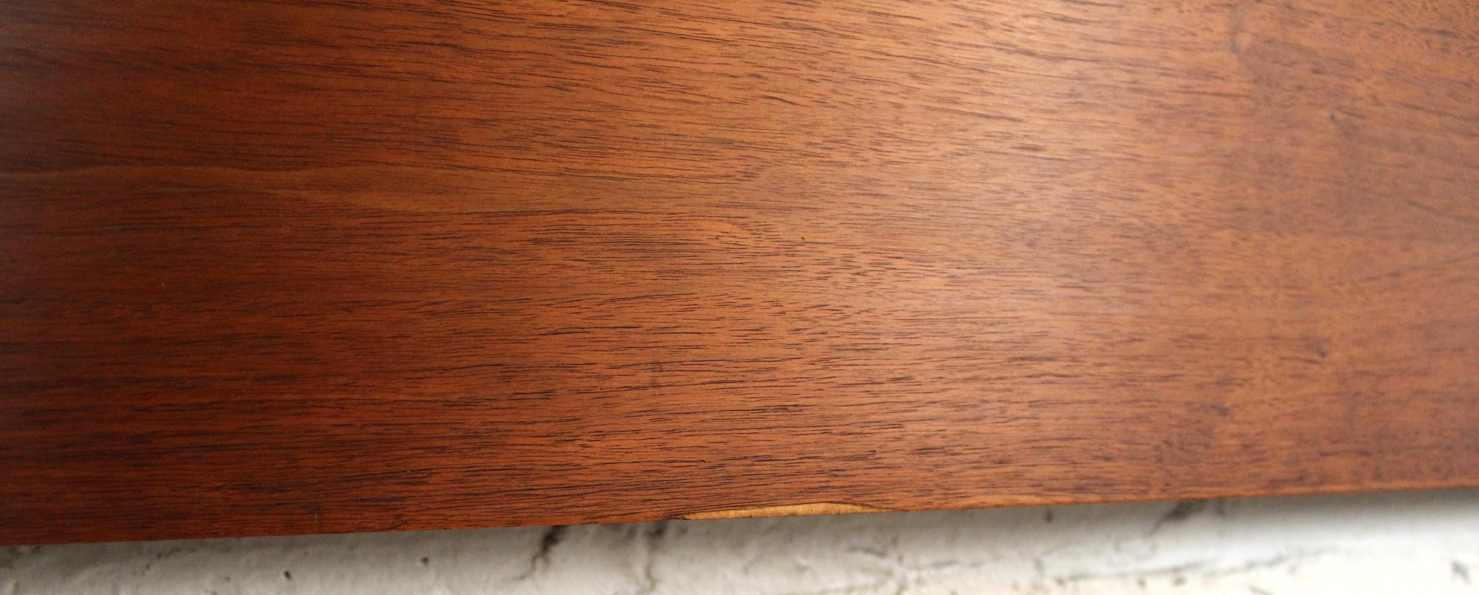 Legno Testiera in legno di noce a grandezza naturale di Kent Coffey in vendita