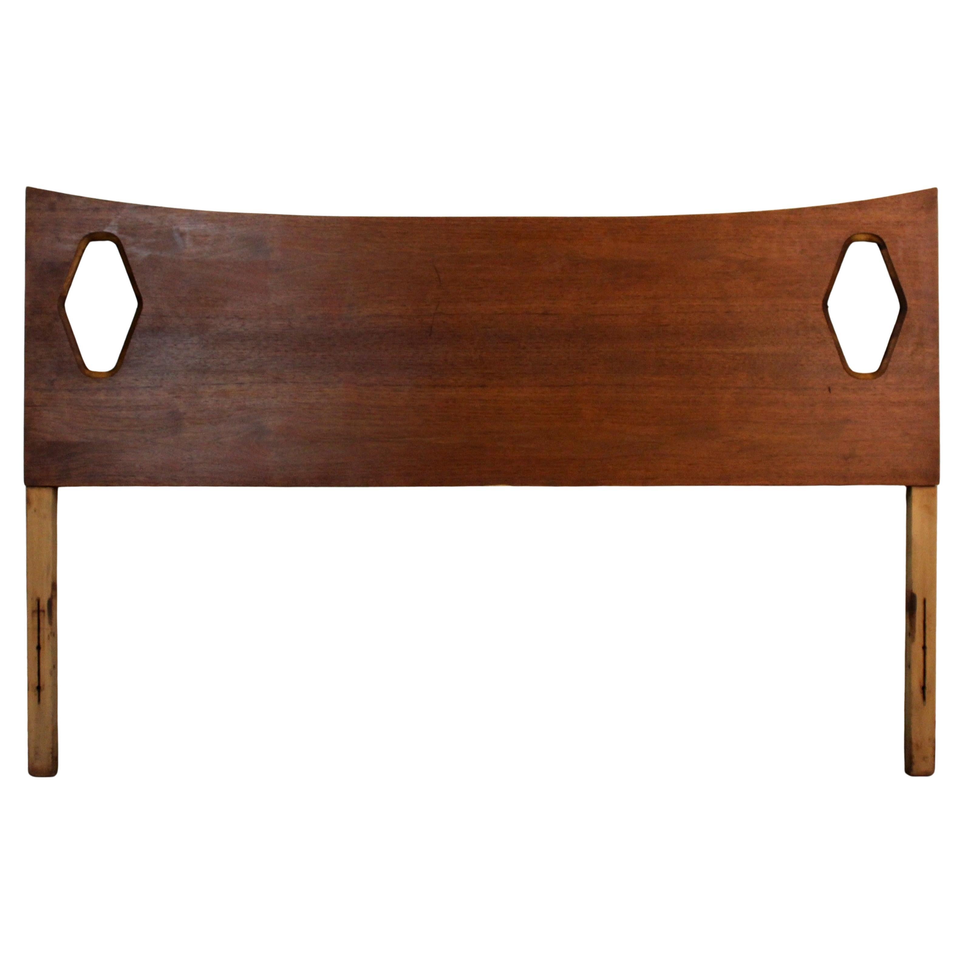 Testiera in legno di noce a grandezza naturale di Kent Coffey