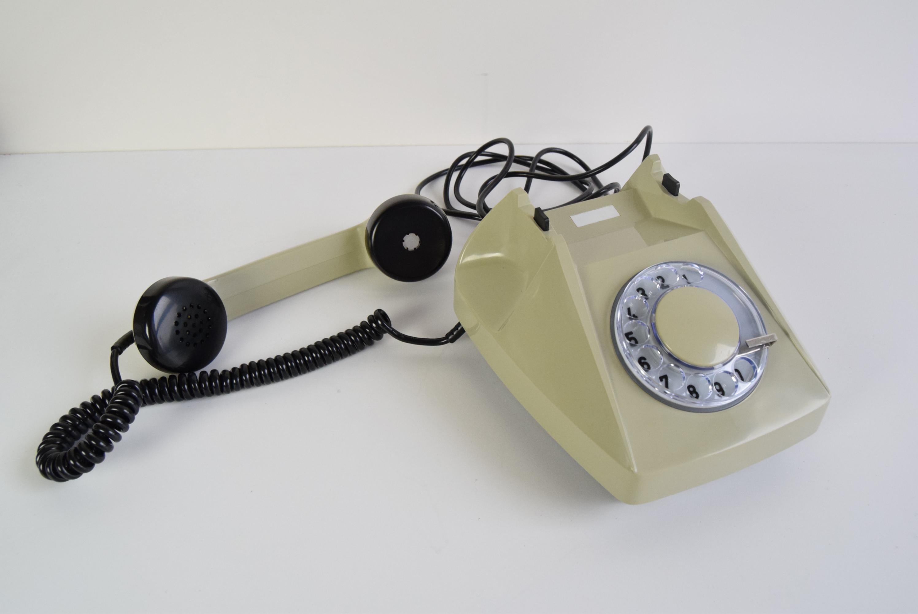 
Telefon von TESLA, in den 1980er Jahren
Hergestellt aus Kunststoff und Metall
Schöne Dekoration
Vollständig funktionsfähig
Ursprünglicher Zustand
