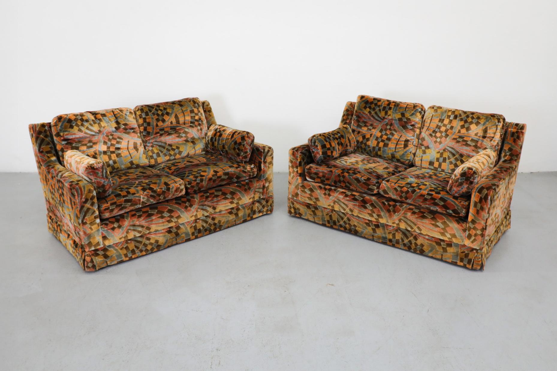 Causeuses en velours à motifs funky du milieu du siècle sur roulettes. Avec leurs couleurs vives et leurs motifs uniques, ces causeuses sont douillettes et d'un style vintage. Tous deux en état d'origine, avec des traces d'usure dues à l'âge et à