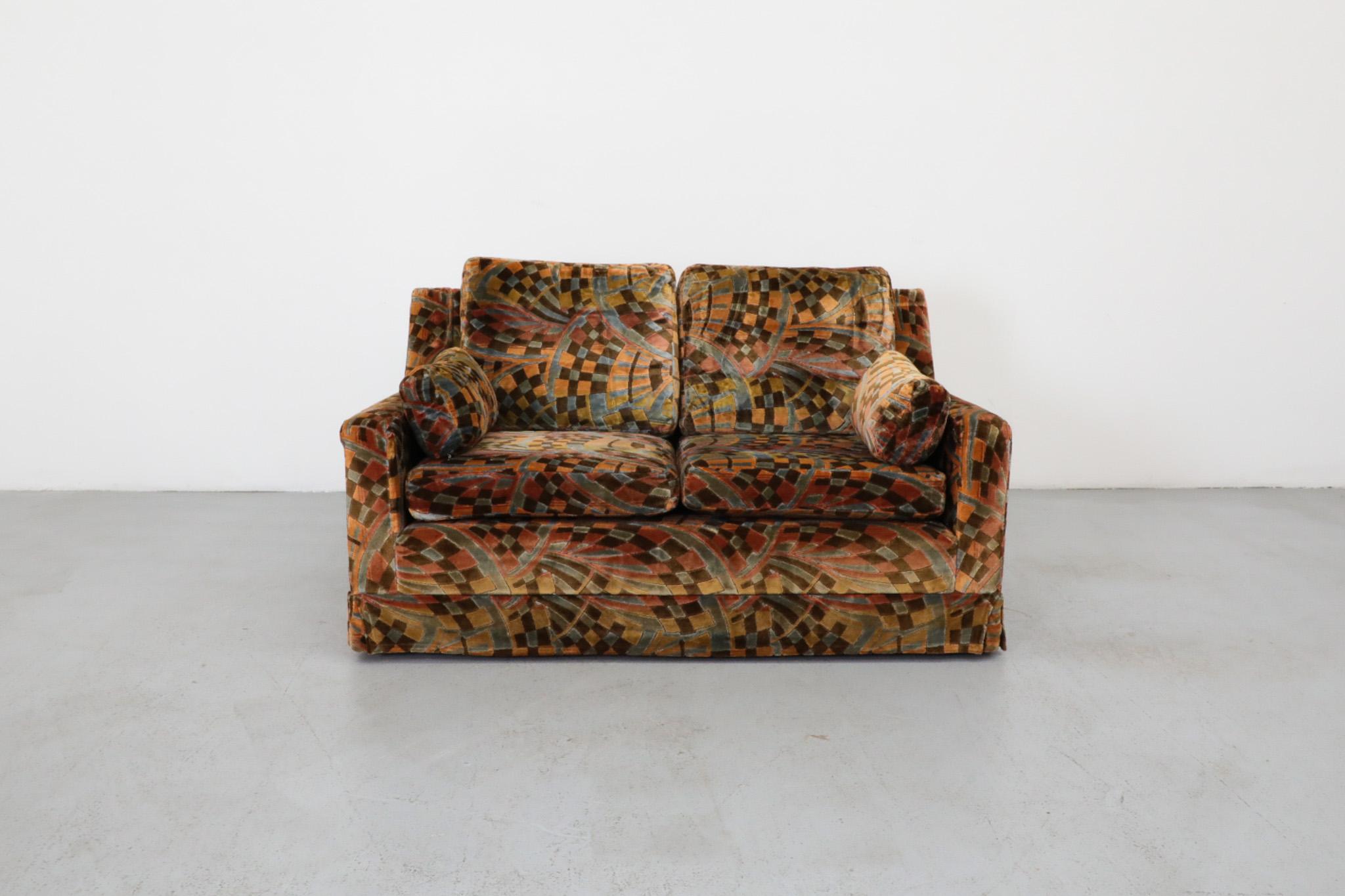 Mid-Century Modern Loveseat du milieu du siècle dernier inspiré de Verner Panton en velours imprimé en vente