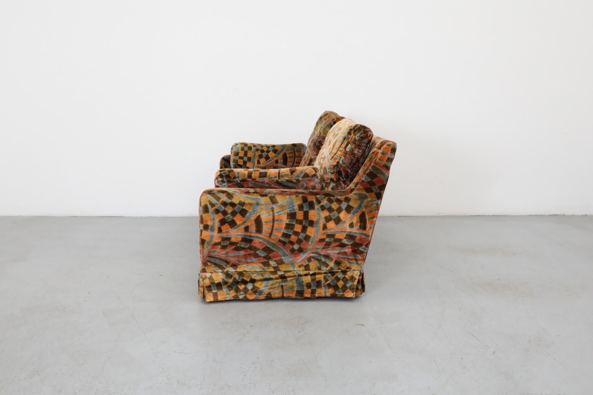 Loveseat du milieu du siècle dernier inspiré de Verner Panton en velours imprimé Bon état - En vente à Los Angeles, CA